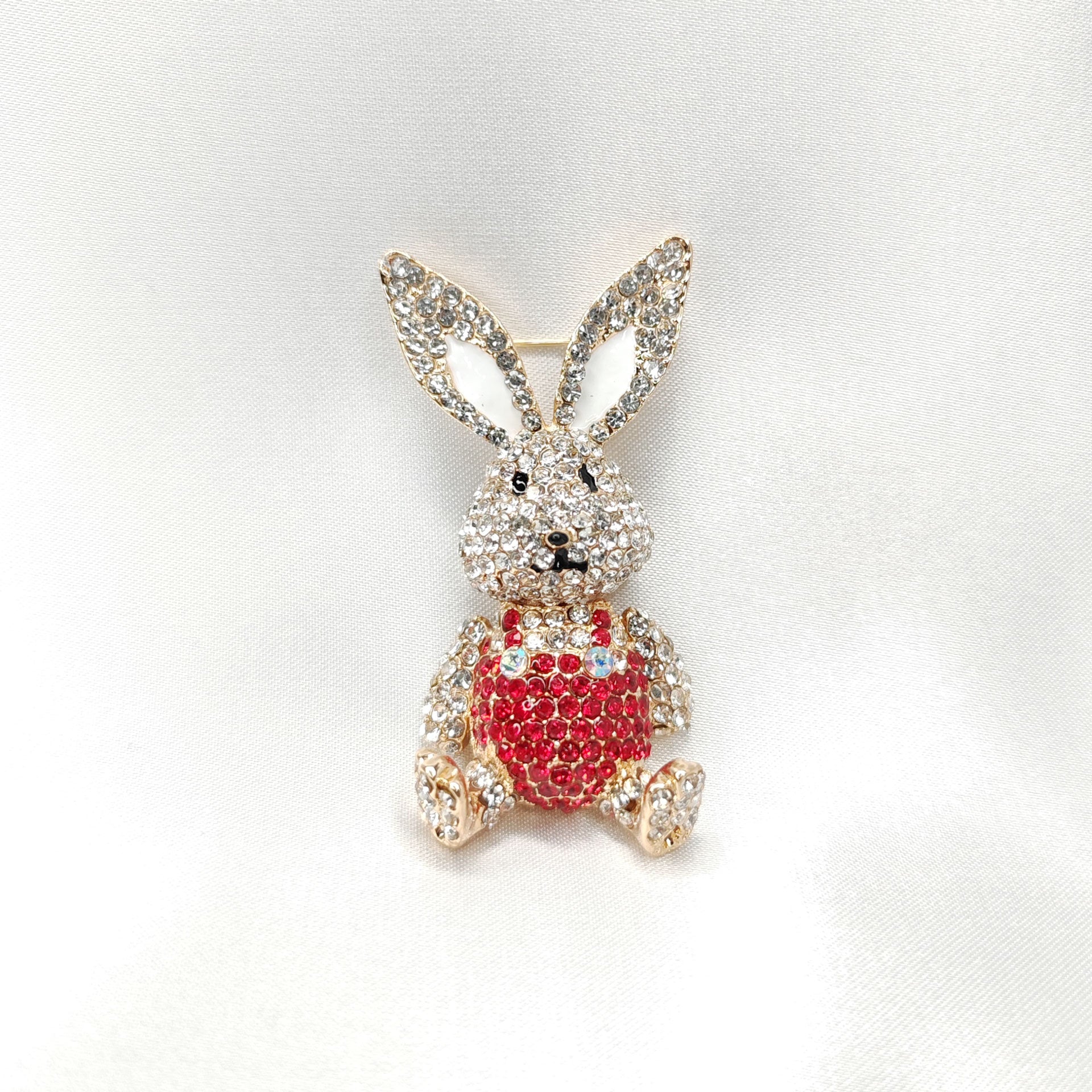 Broche bijou Lapin salopette rouge