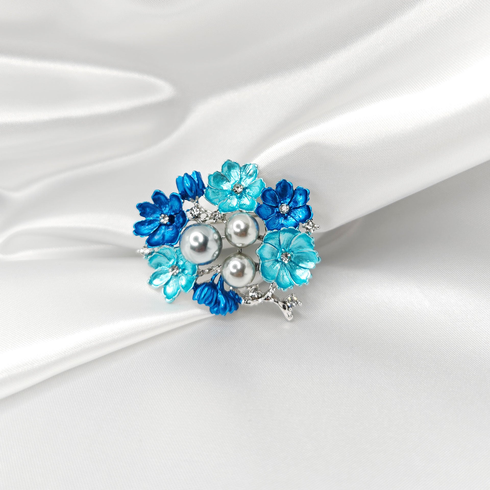 Broche fleur avec perle goutte bleue Swarovski