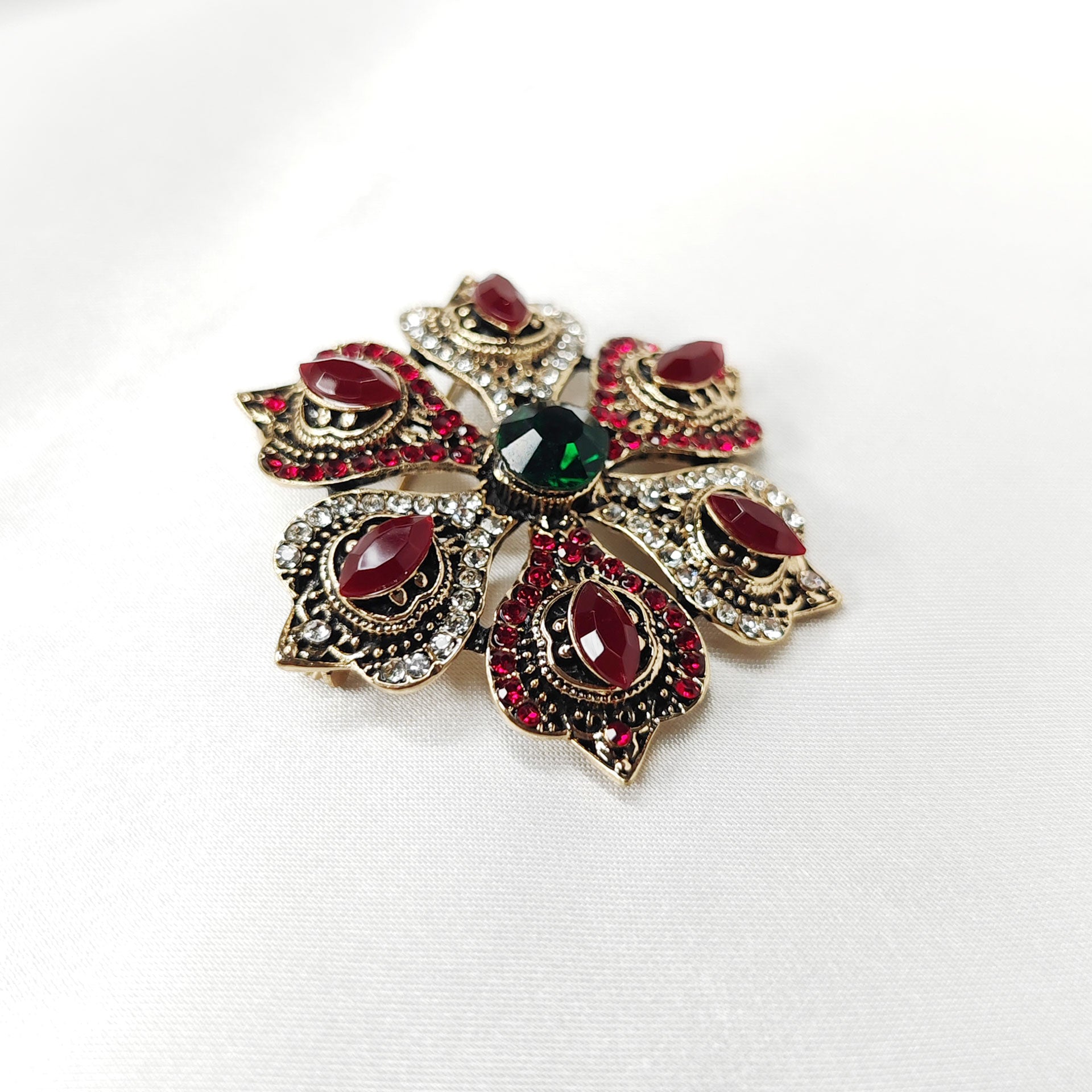 Broche bijou baroque fleur de grenat