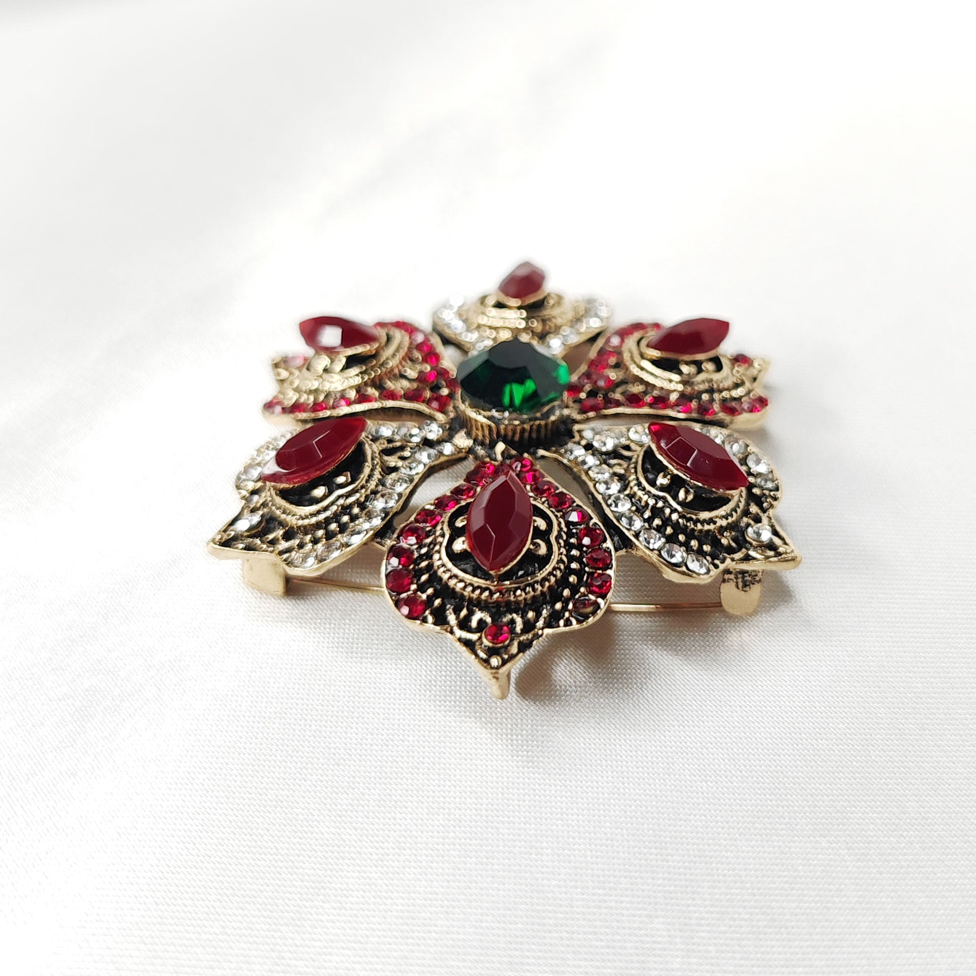 Broche bijou baroque fleur de grenat