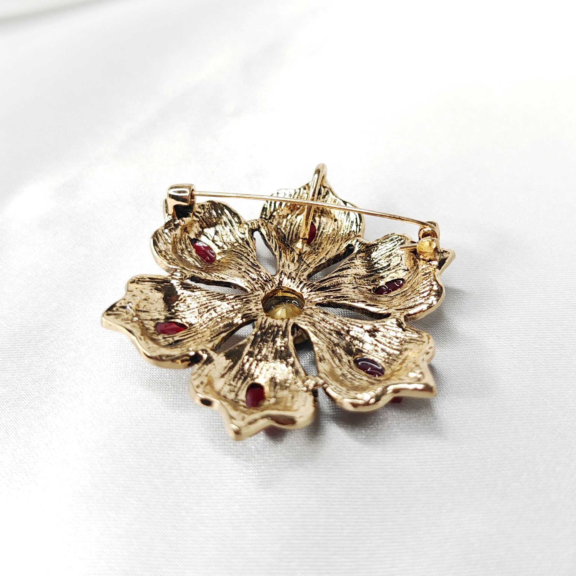 verso de la Broche bijou baroque fleur de grenat