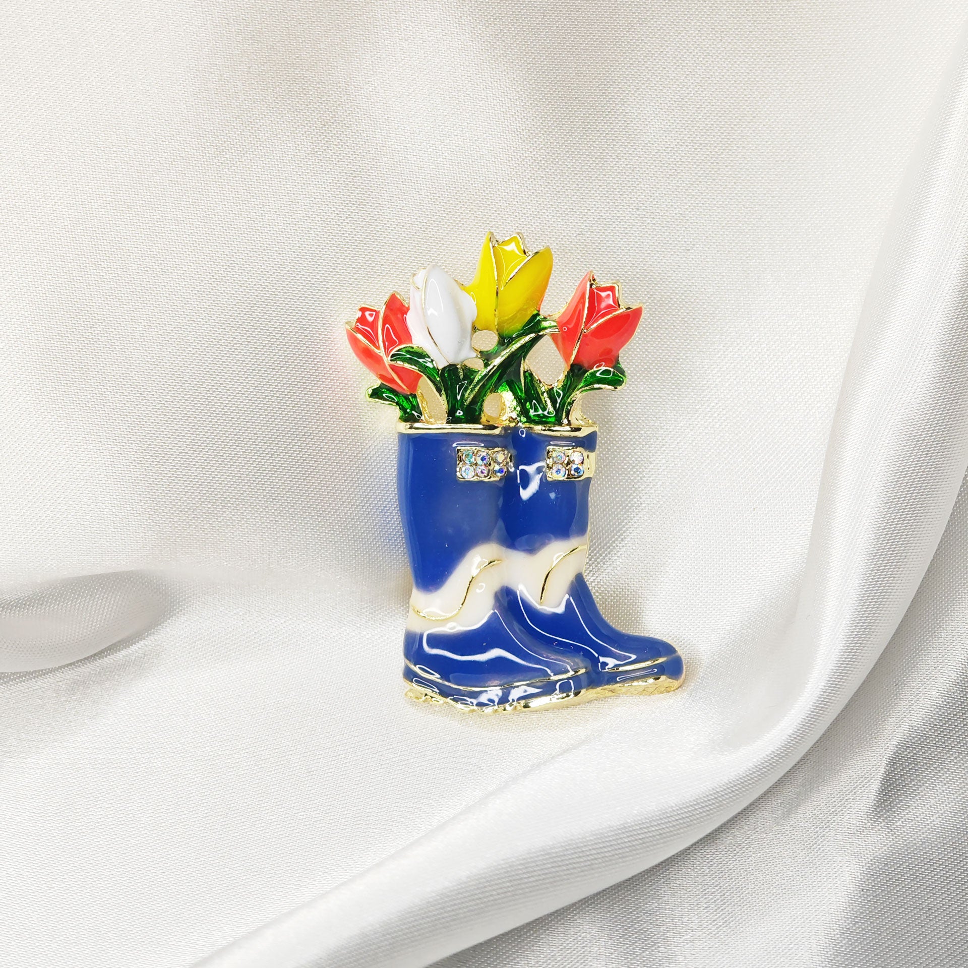 Broche bijou bottes de pluie bleues avec fleurs multicolores vue face