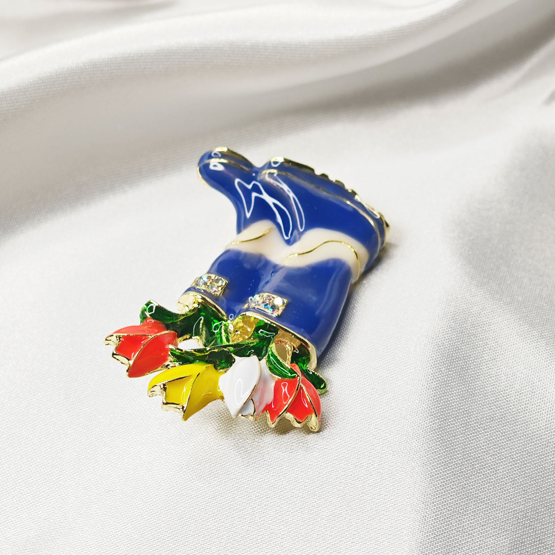 Broche bijou bottes de pluie bleues avec fleurs multicolores vue sur les roses