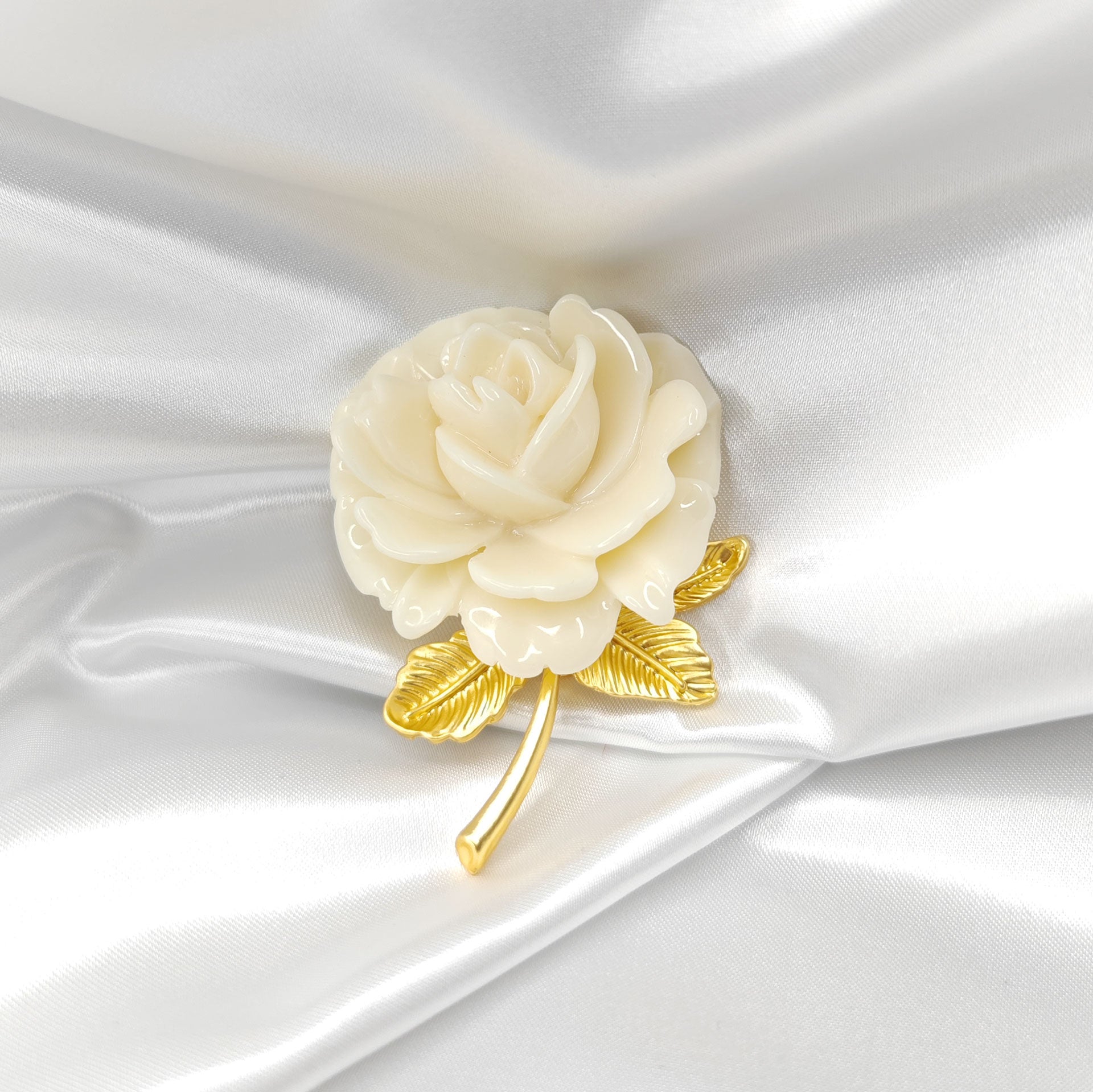 Broche bijou fleur de pivoine ivoire en résine et feuilles dorées