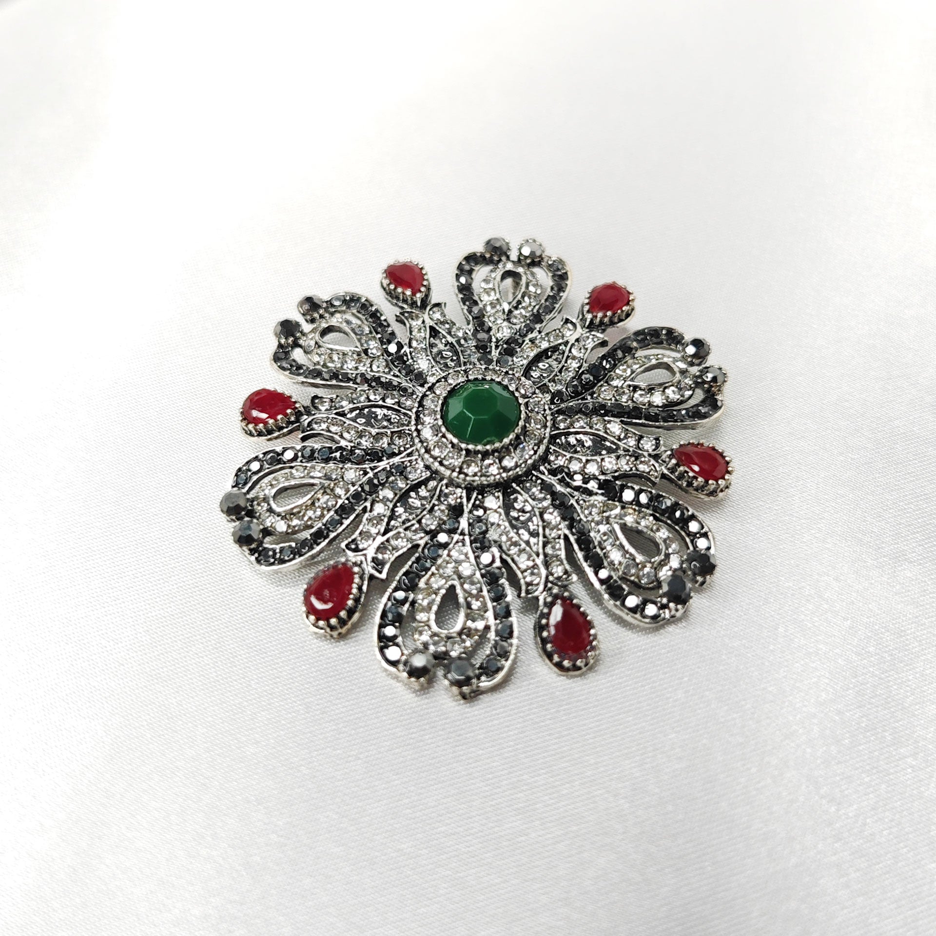 Broche bijou impériale baroque strass rubis et émeraude