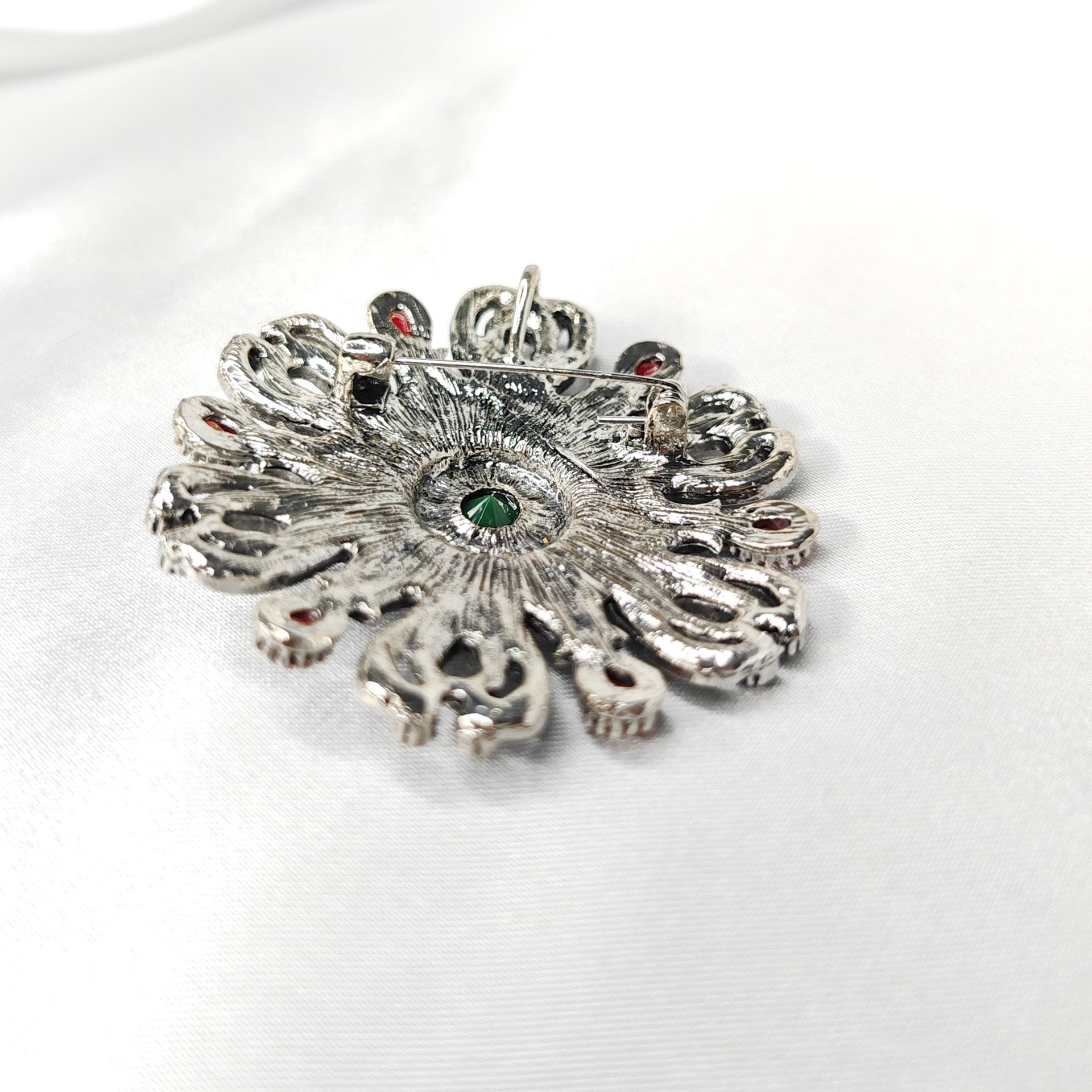 verso de la Broche bijou impériale baroque strass rubis et émeraude