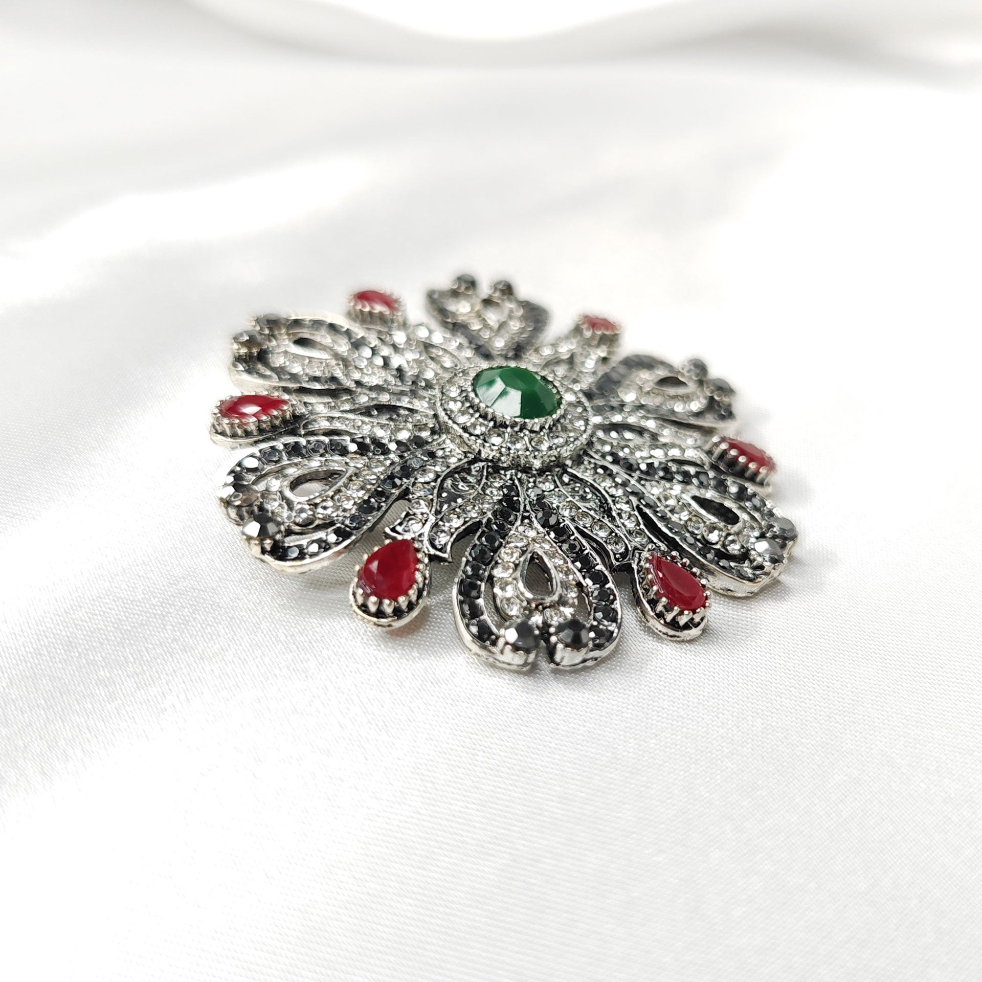 Broche bijou impériale baroque strass rubis et émeraude
