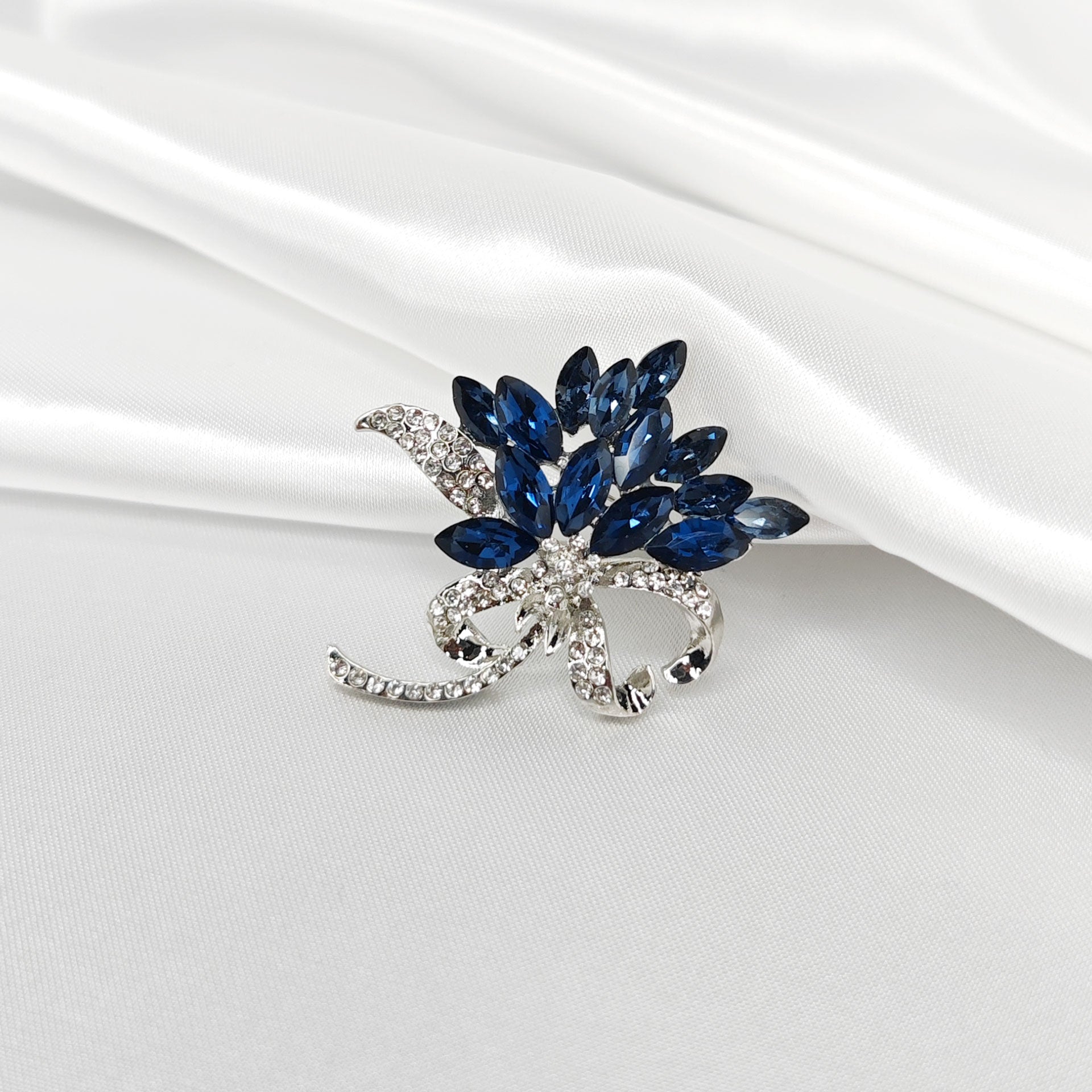 Broche bijou noeud cristal bleu saphir