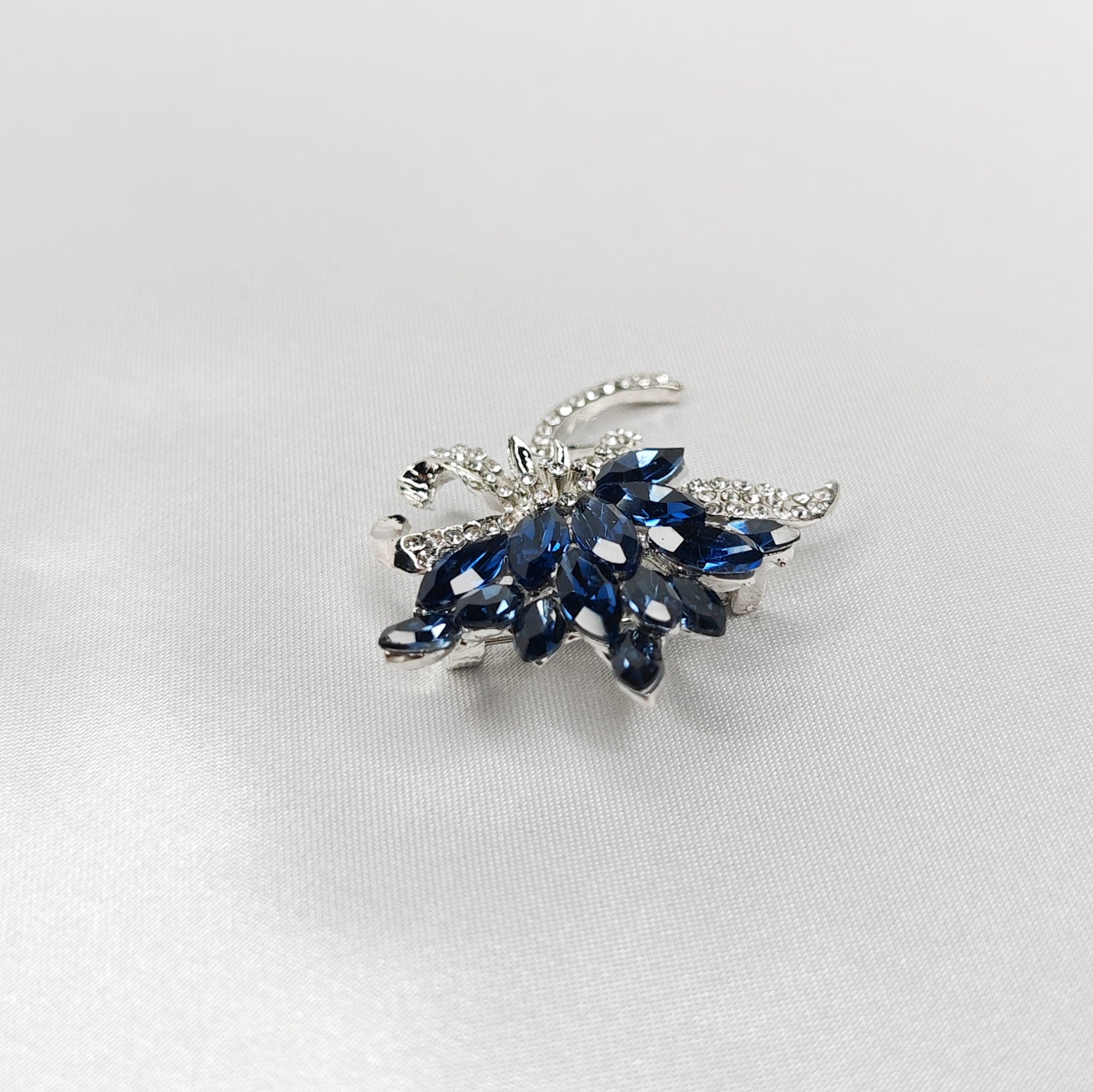 Broche bijou noeud cristal bleu saphir