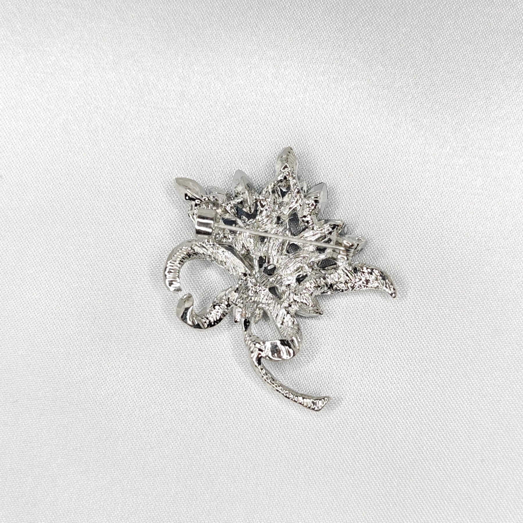 verso de la Broche bijou noeud cristal bleu saphir