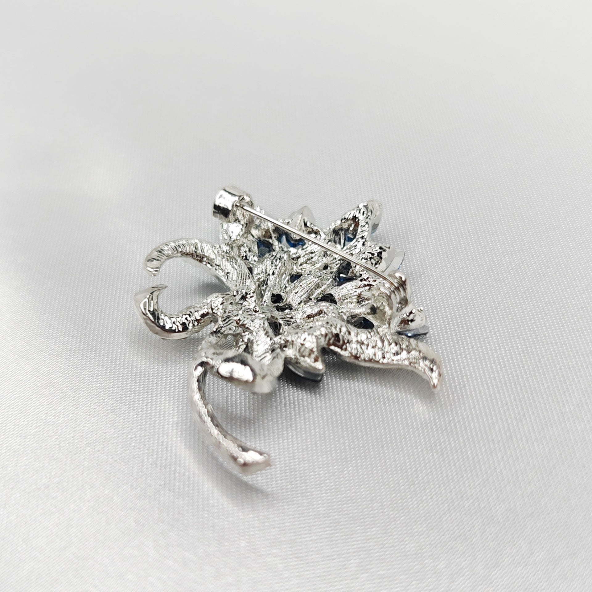 verso de la Broche bijou noeud cristal bleu saphir