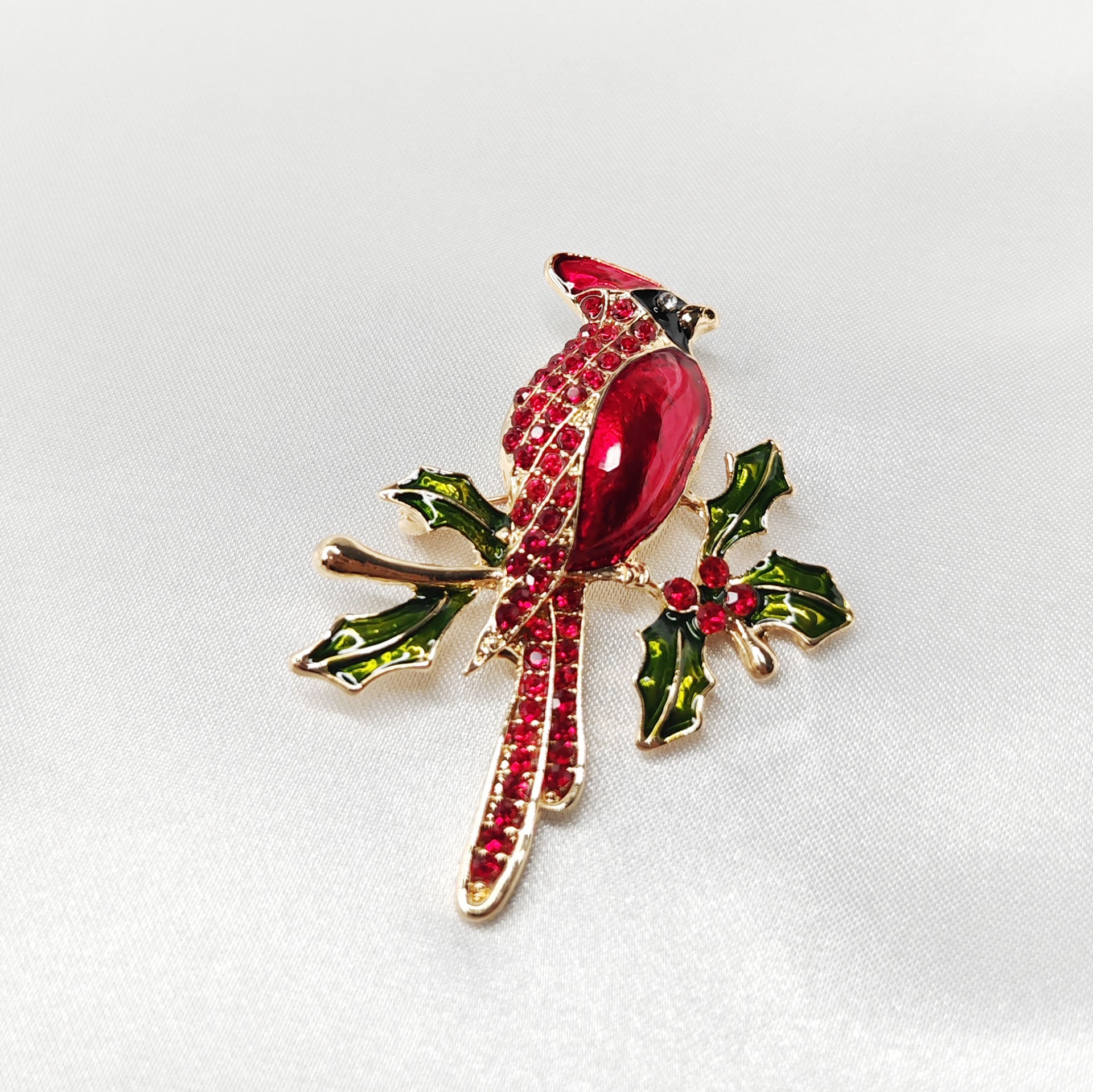 Broche bijou oiseau cardinal rouge sur branche de houx