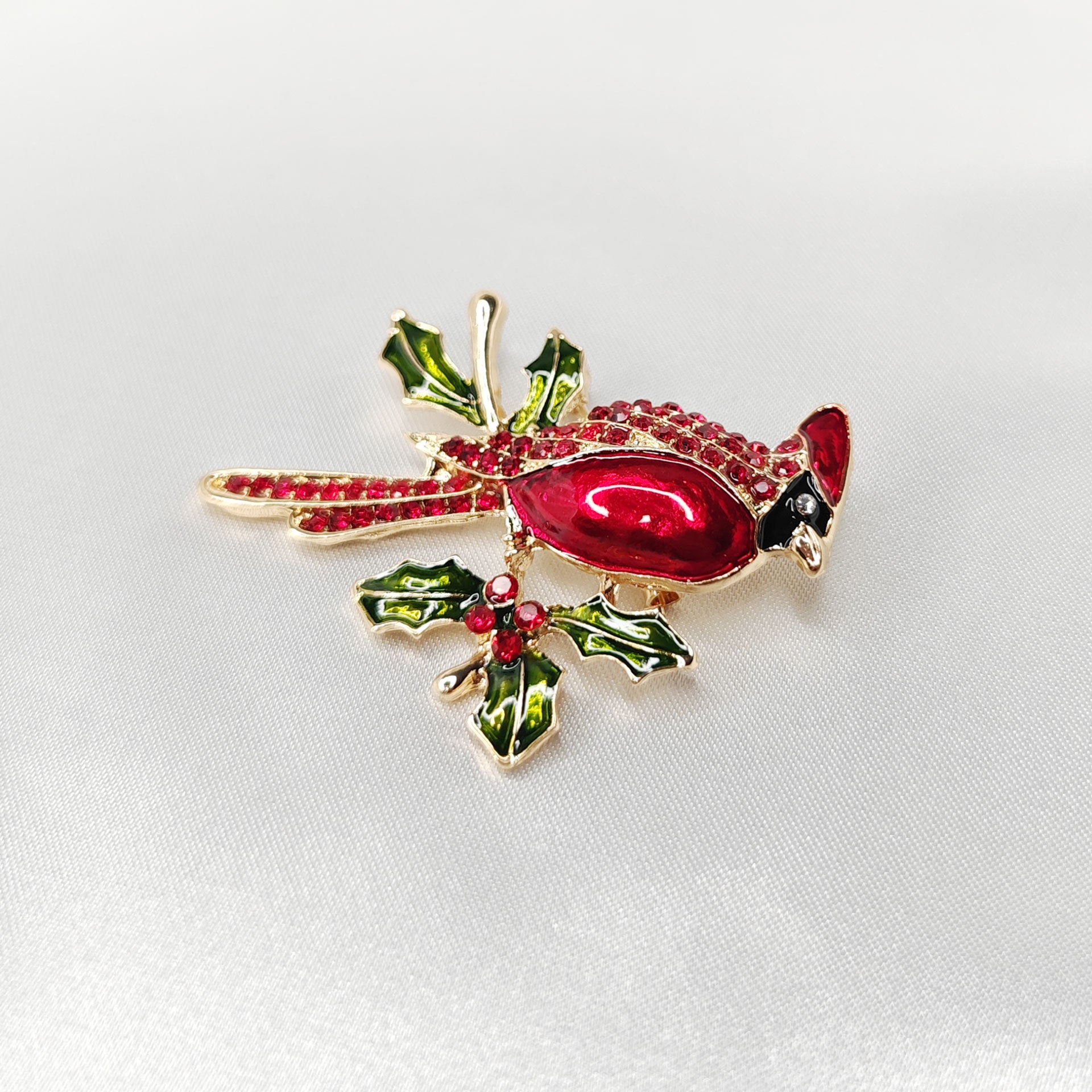 Broche bijou oiseau cardinal rouge sur branche de houx