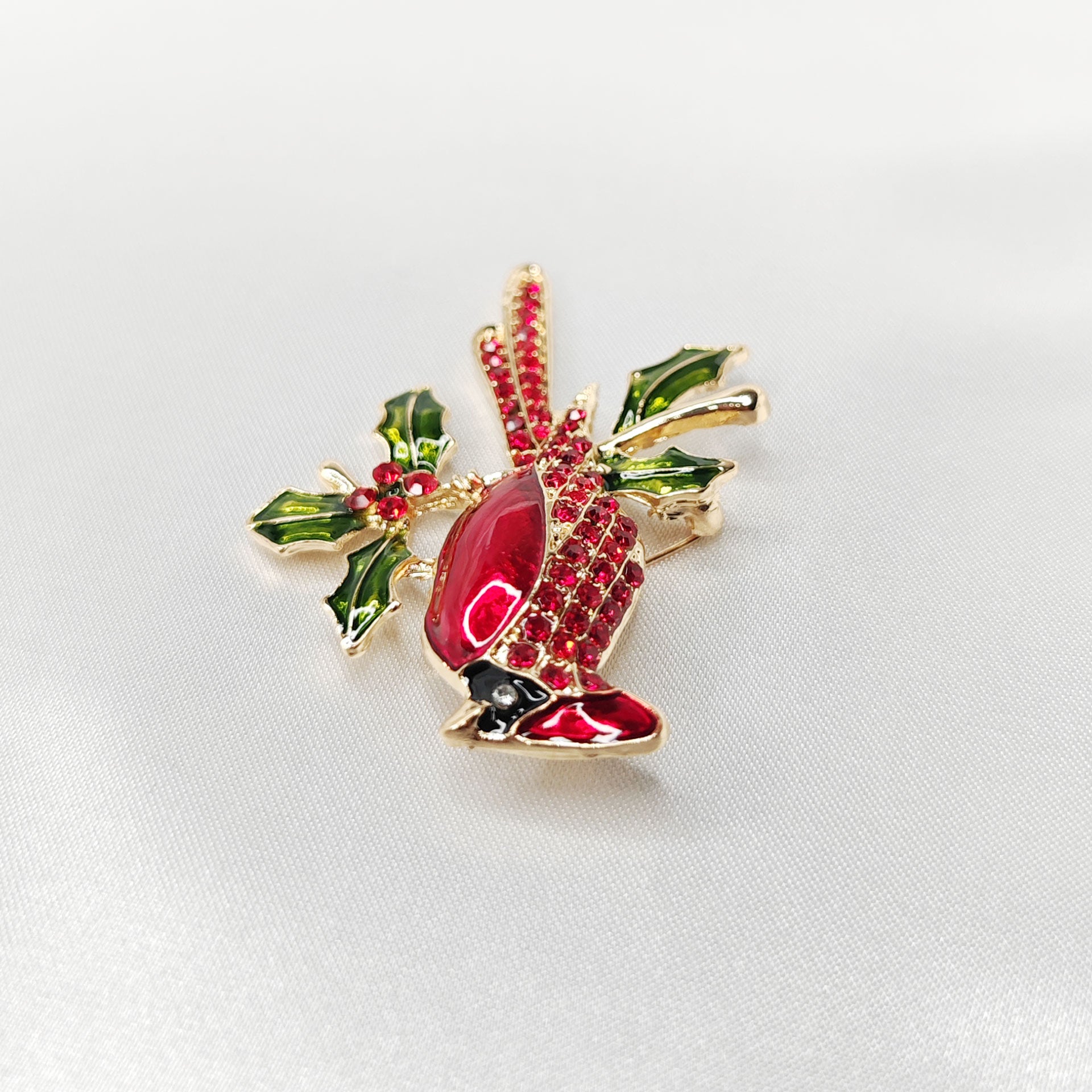 Broche bijou oiseau cardinal rouge sur branche de houx