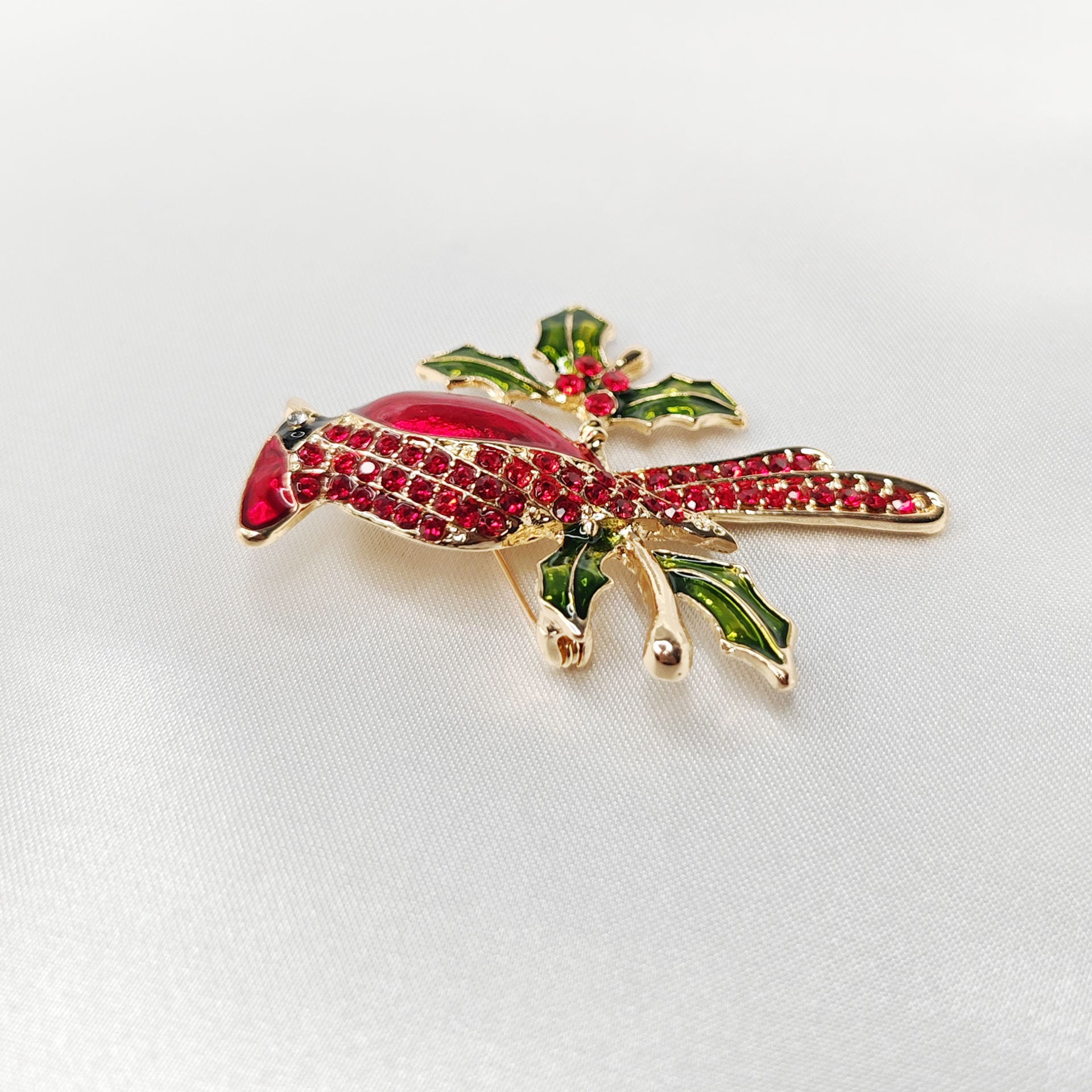 Broche bijou oiseau cardinal rouge sur branche de houx