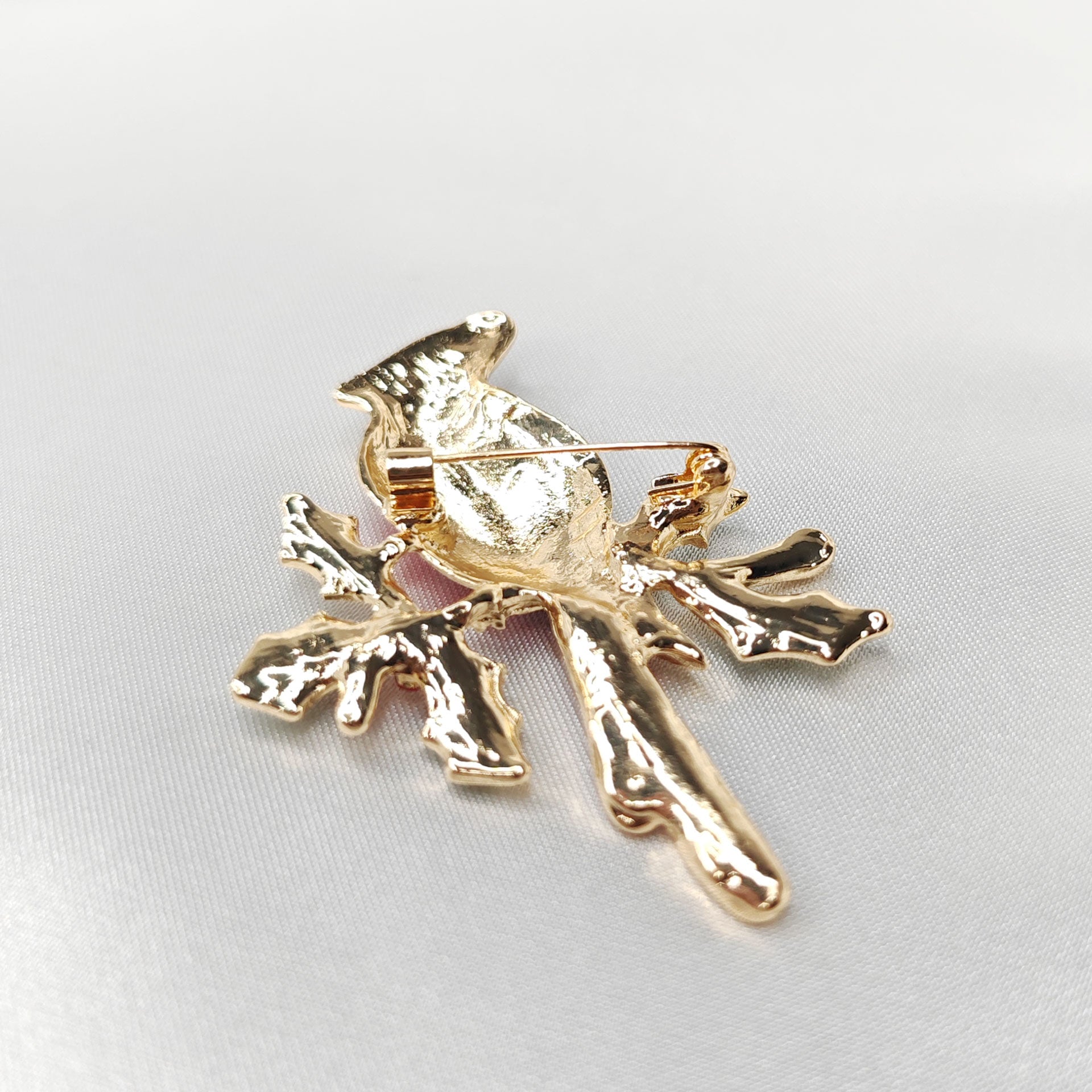 verso de la Broche bijou oiseau cardinal rouge sur branche de houx