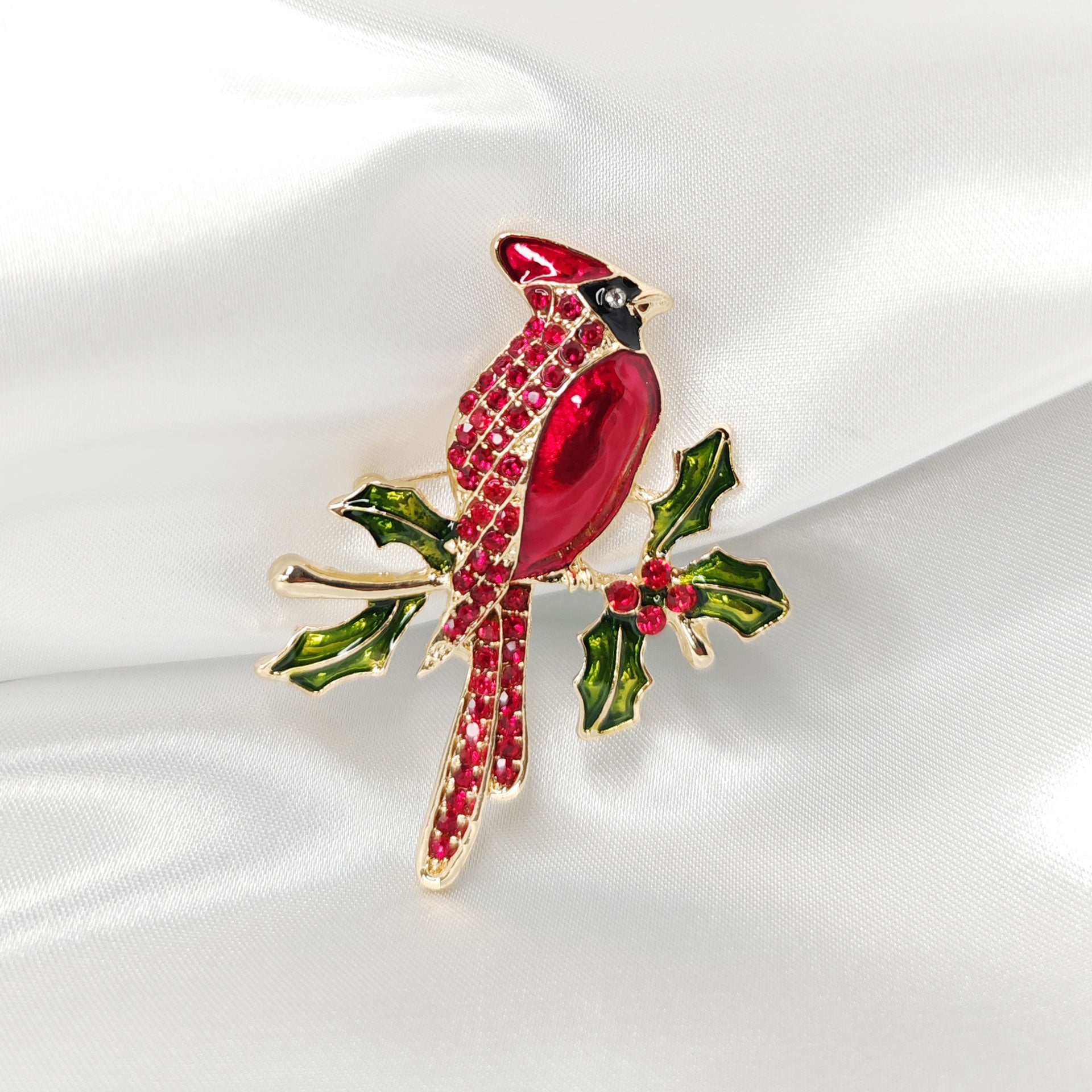 Broche bijou oiseau cardinal rouge sur branche de houx