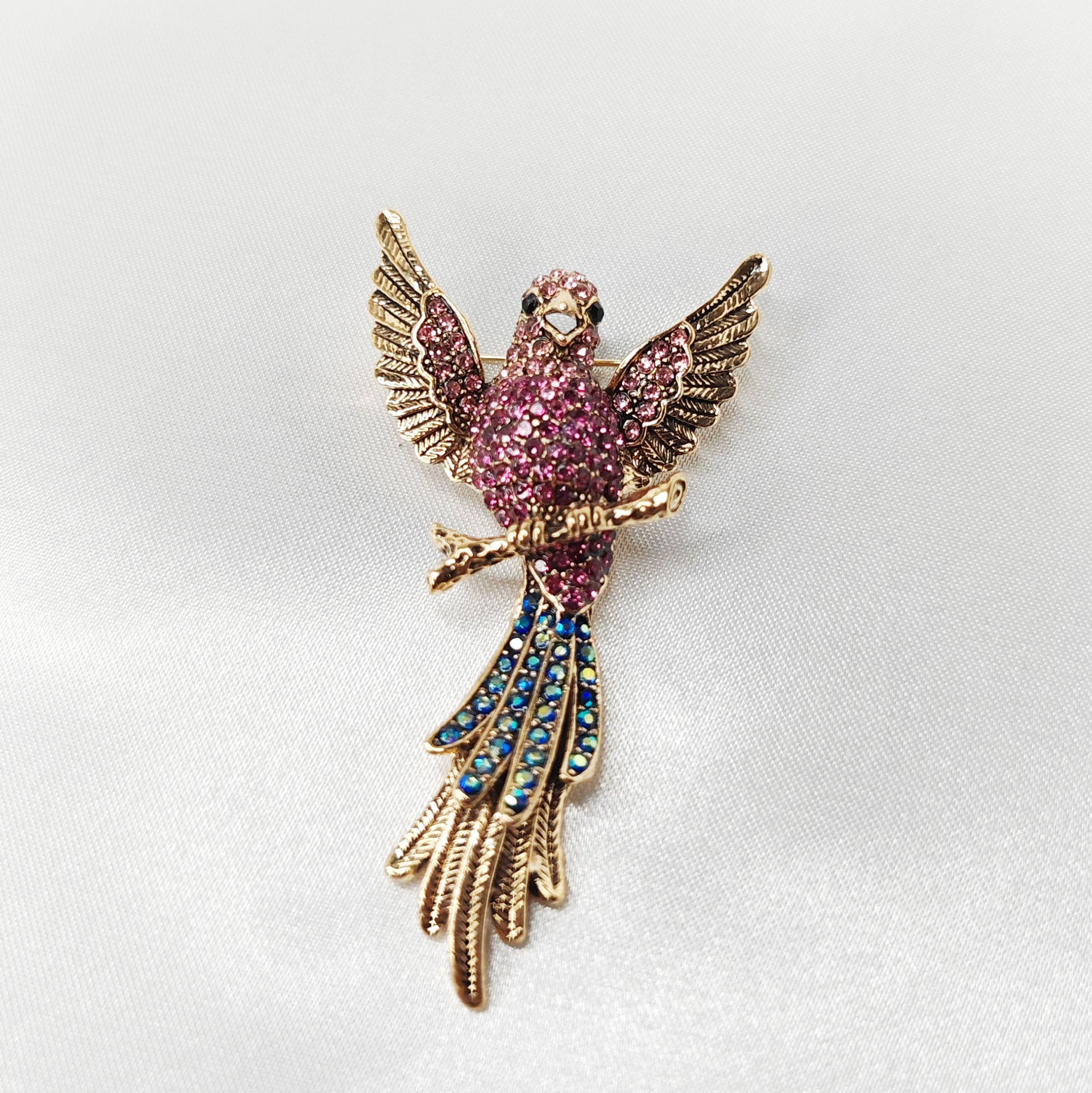 Broche bijou oiseau exotique perroquet rose et bleu