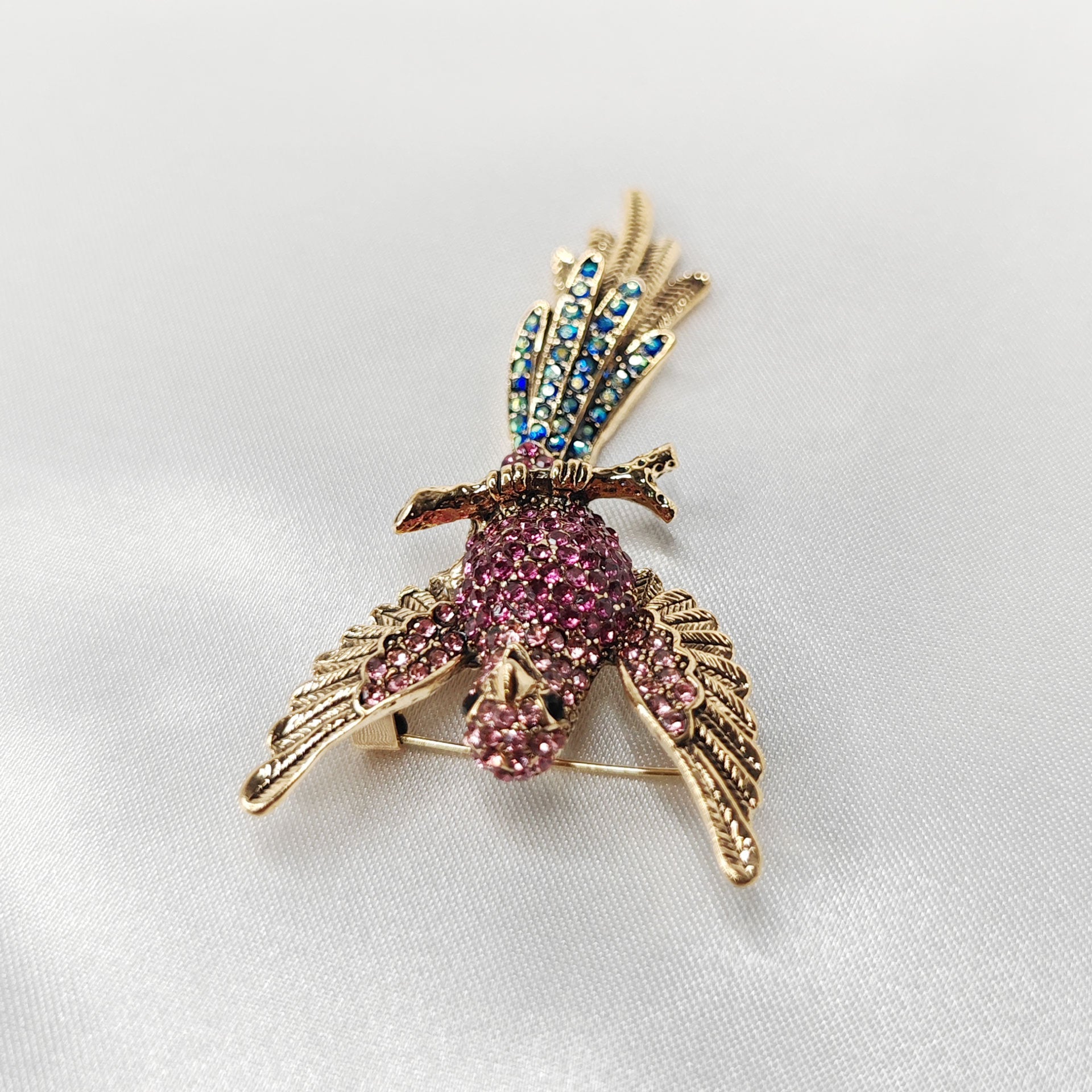 Broche bijou oiseau exotique perroquet rose et bleu