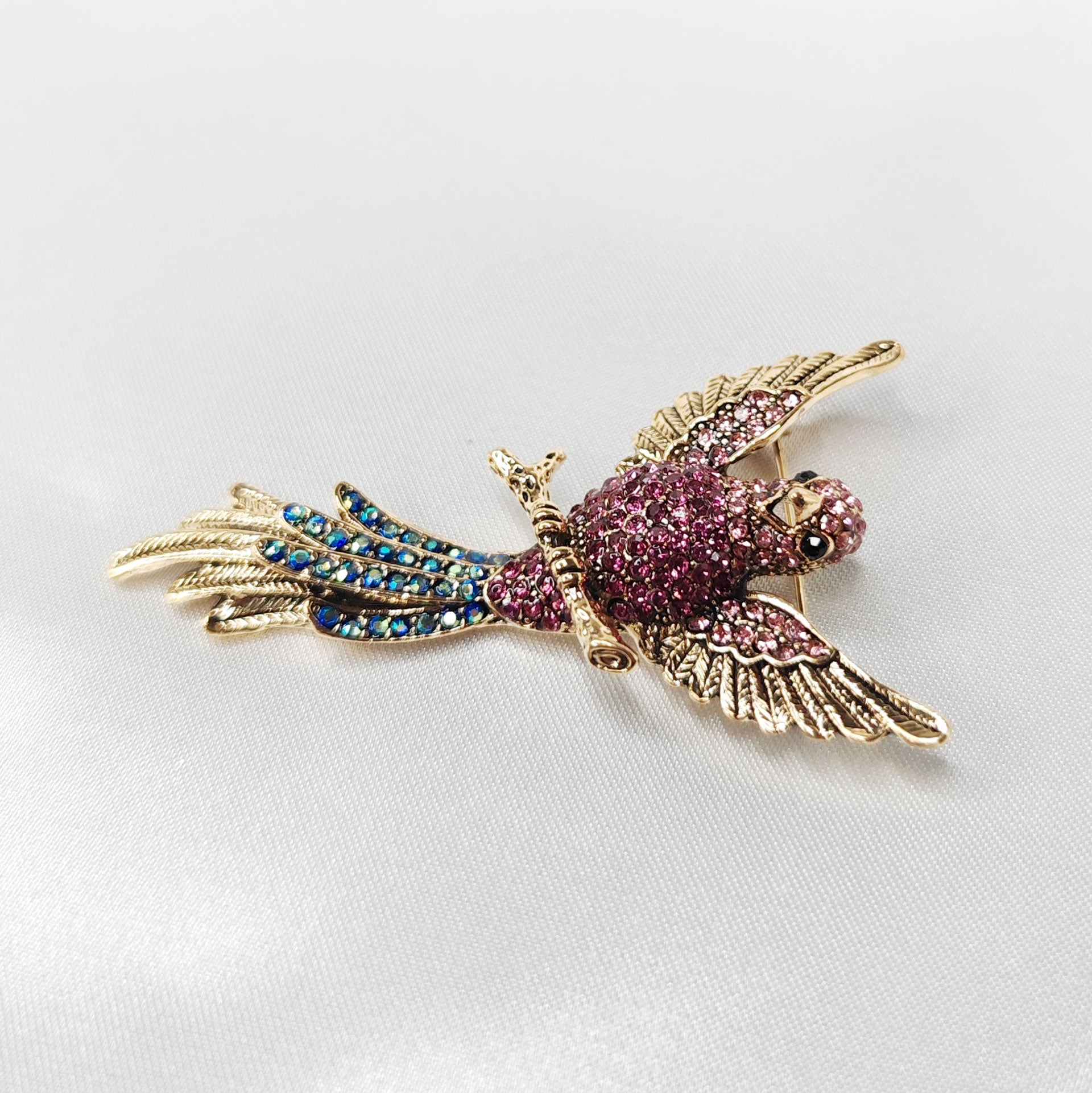 Broche bijou oiseau exotique perroquet rose et bleu