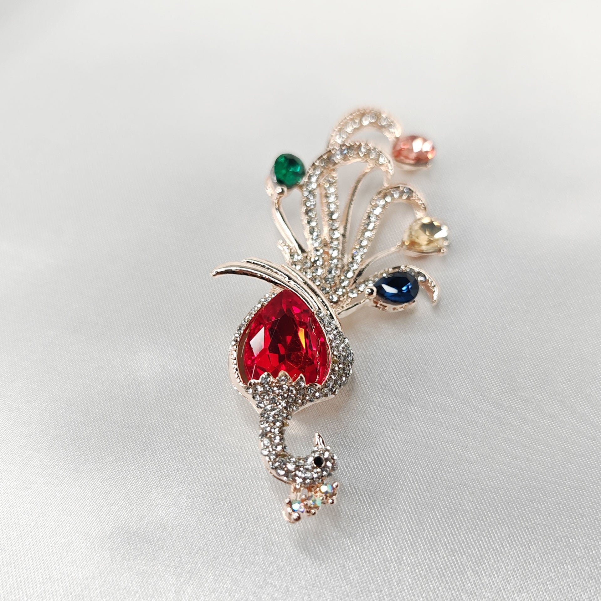 Broche bijou oiseau paon cristal rouge