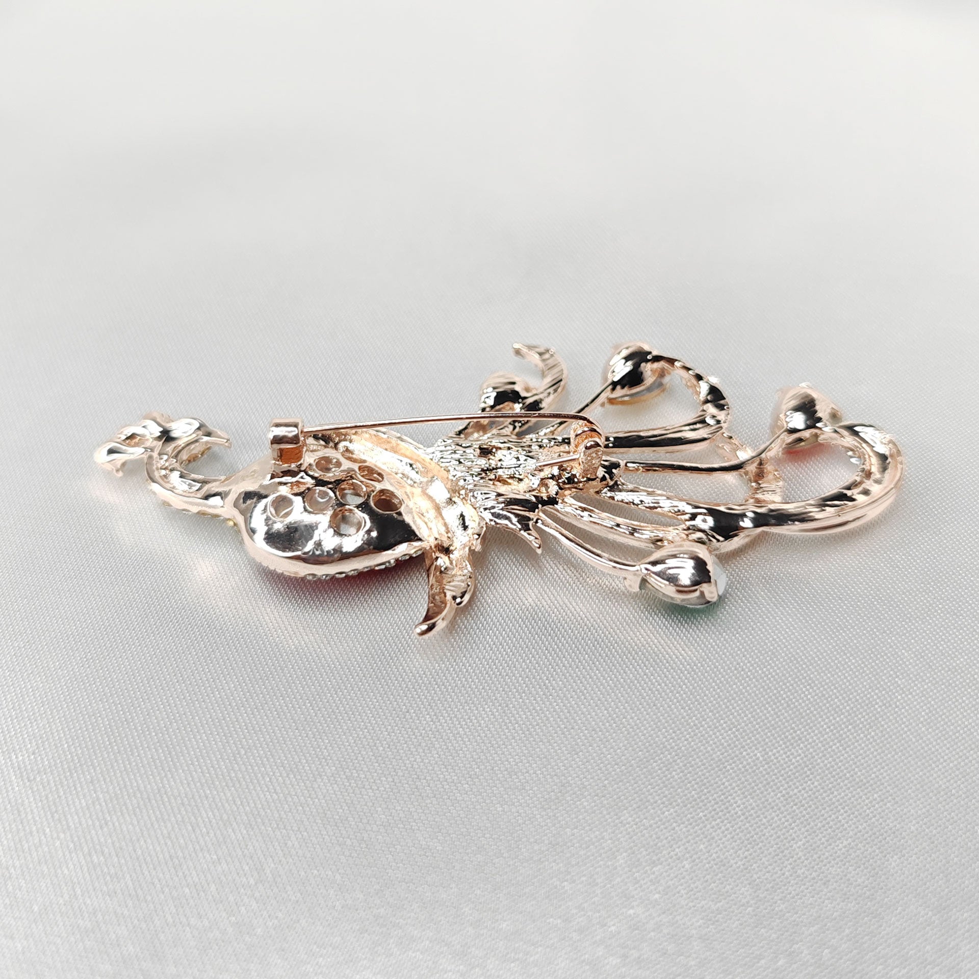 verso de la Broche bijou oiseau paon cristal rouge