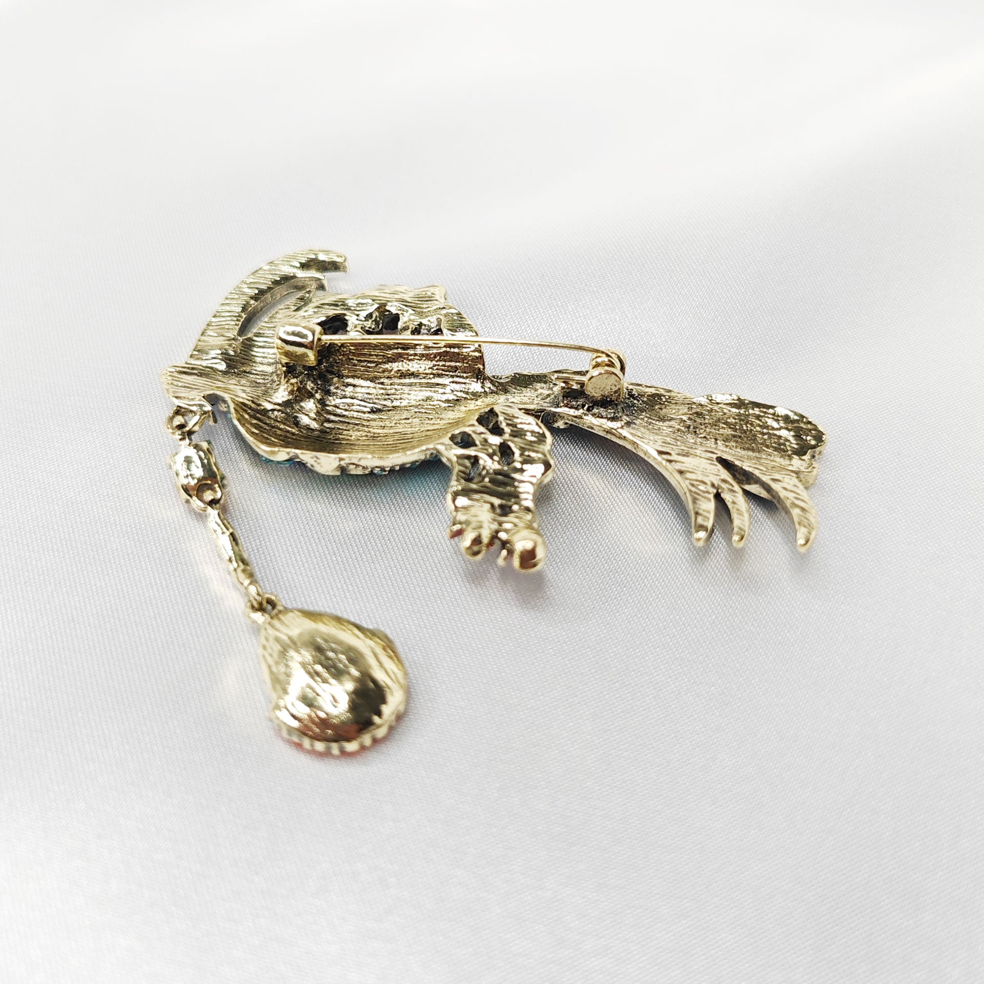 verso de la Broche bijou oiseau paon impérial multicolore