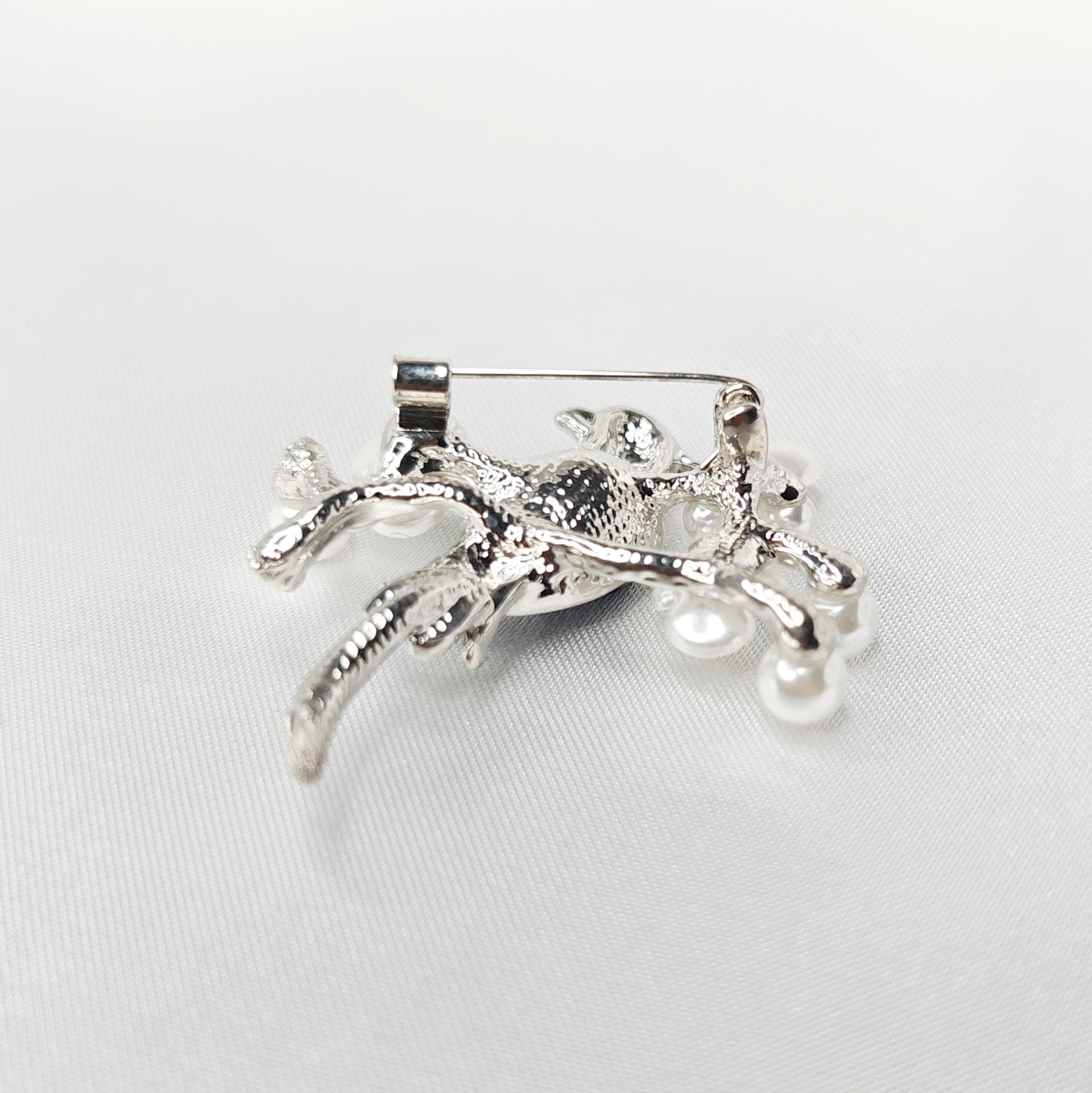 Verso de la Broche bijou oiseau perruche bleu saphir