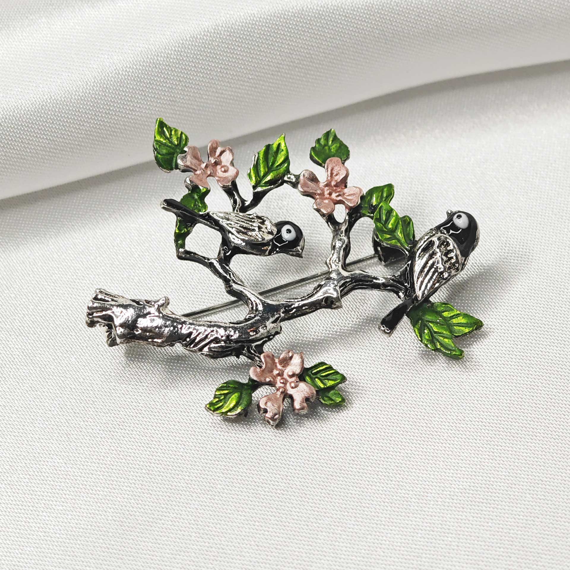 Photo vue de droite de la broche oiseaux sur arbre