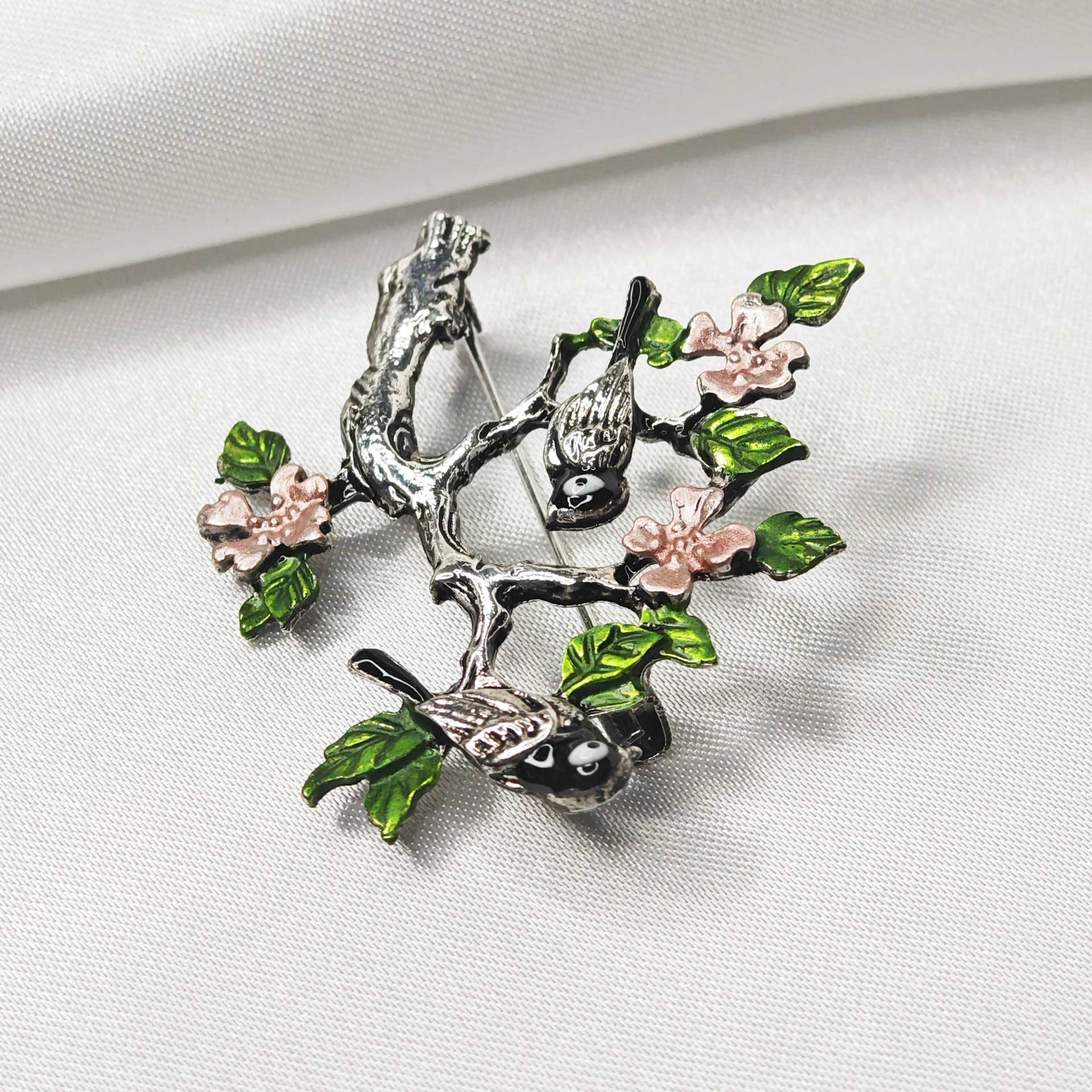 photo zoom le un oiseau de la broche oiseaux sur arbre