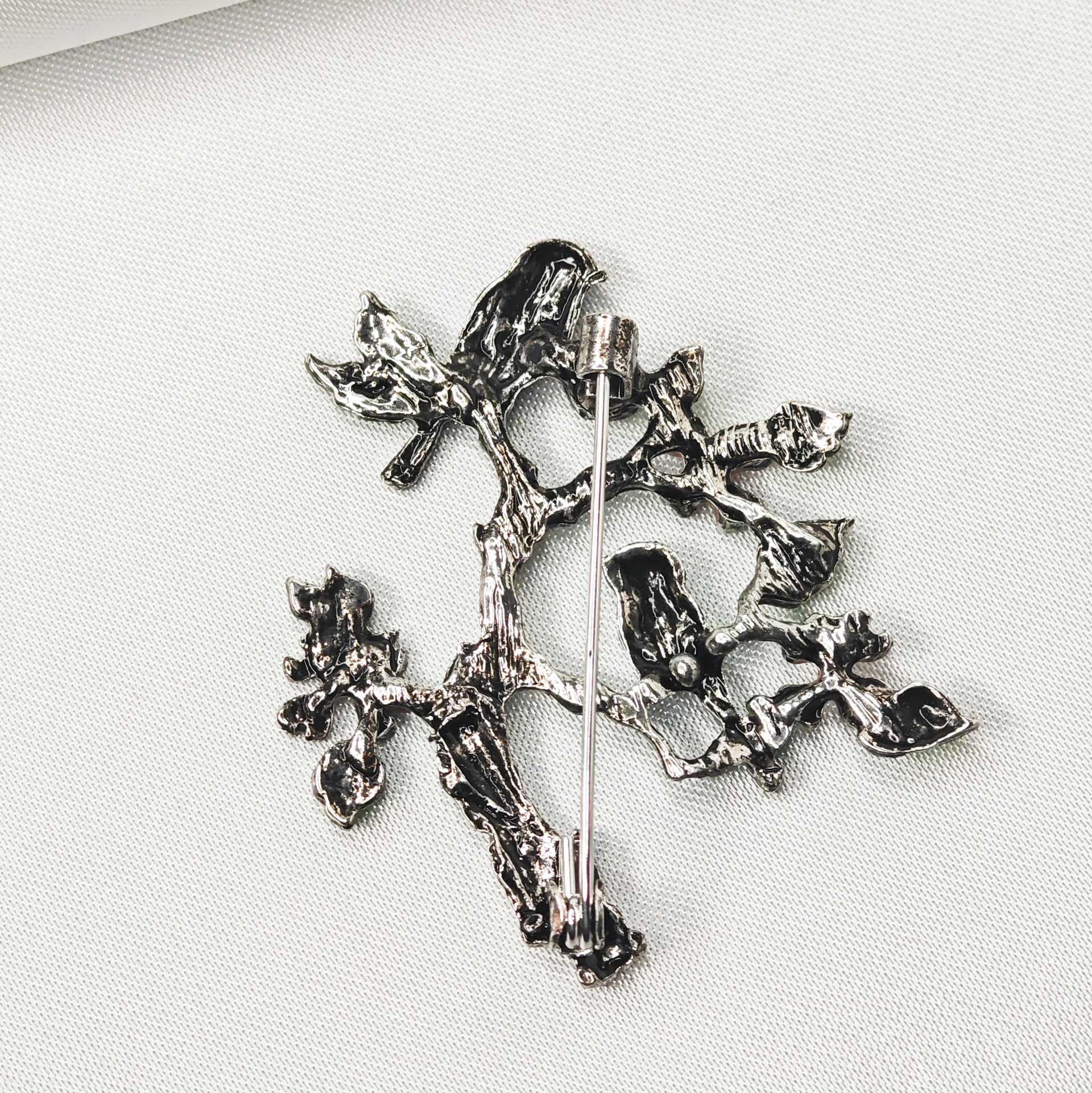 photo vue de dessus du dos de la broche oiseaux sur arbre