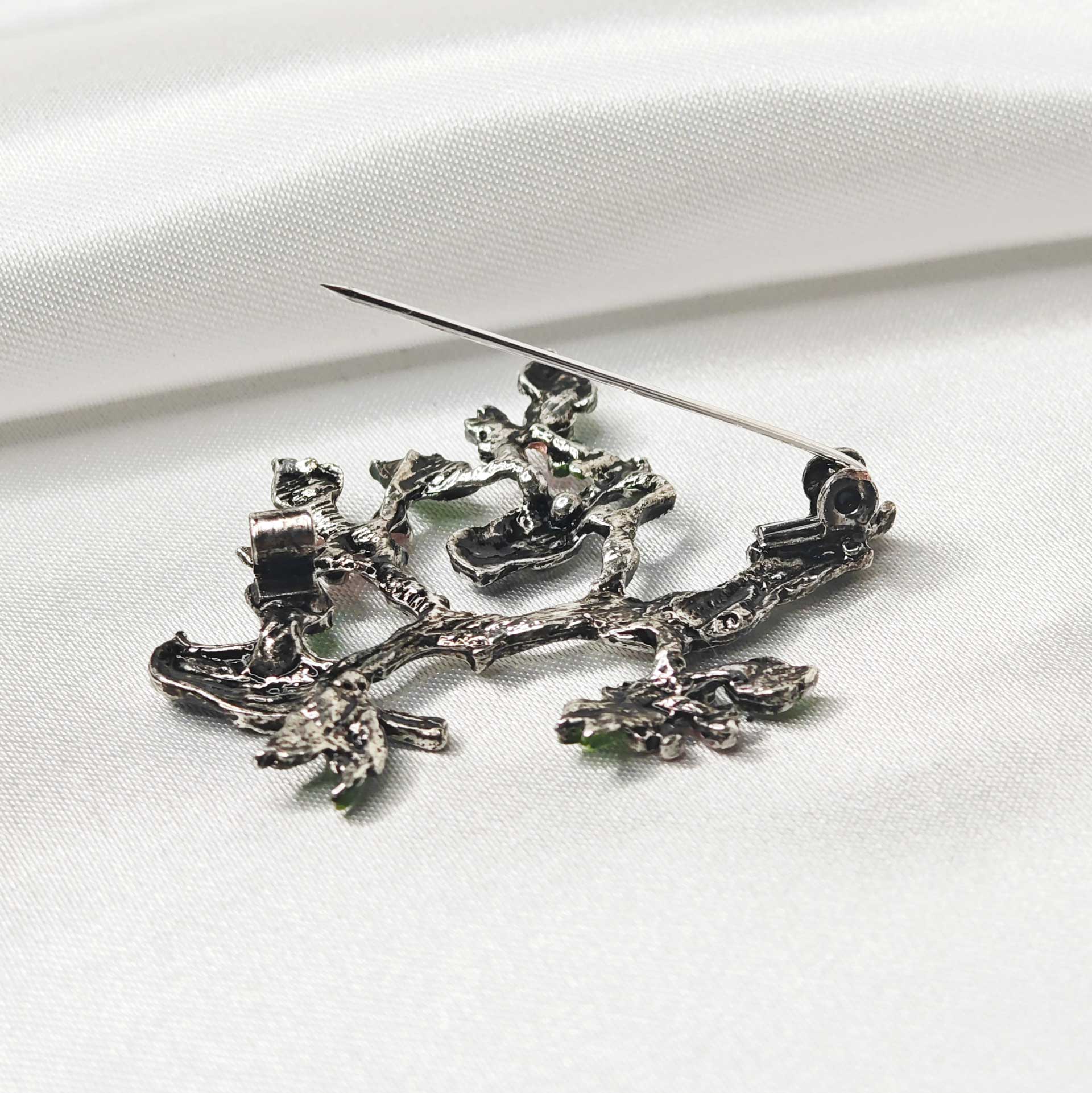 photo zoom sur l'épingle à nourrice de la broche oiseaux sur arbre