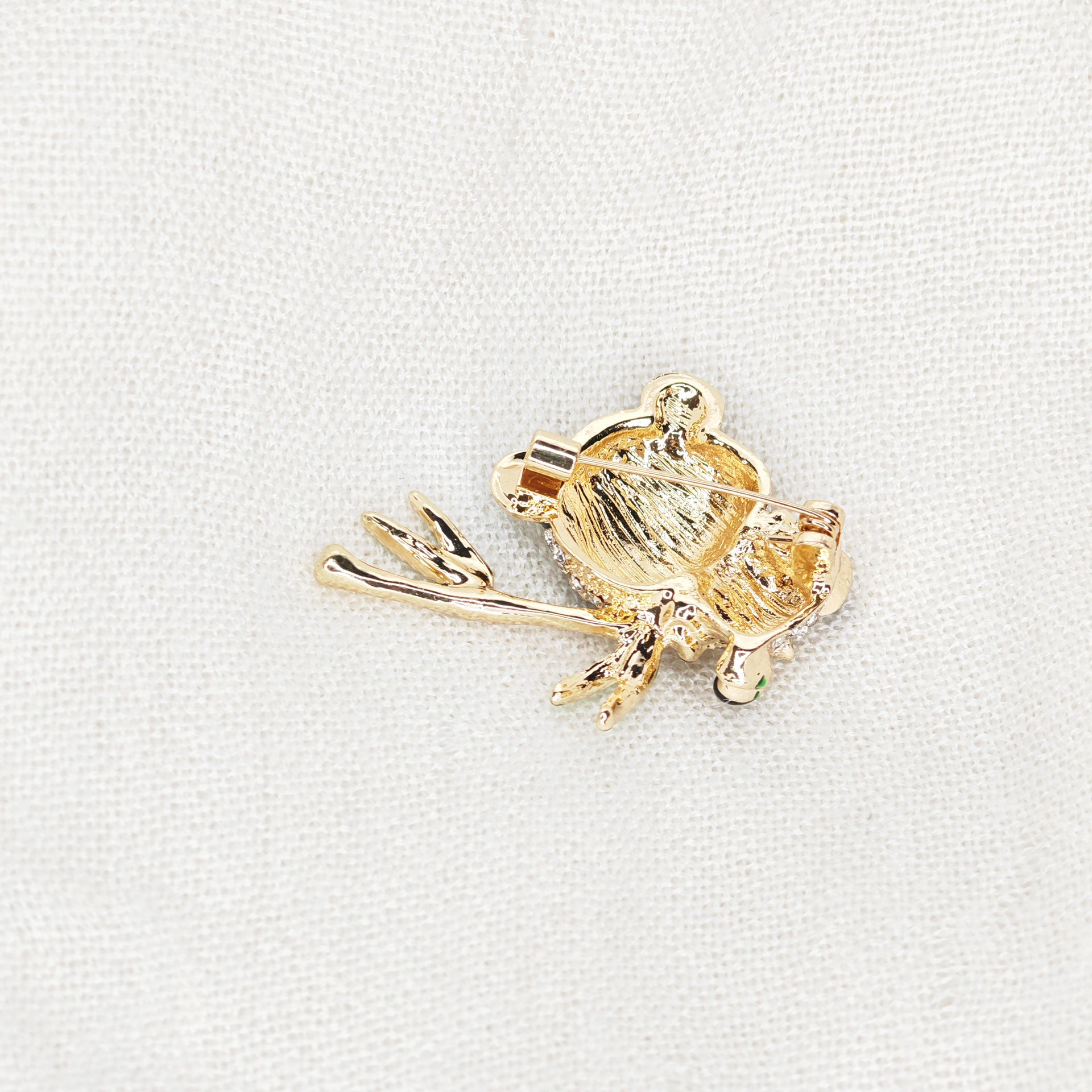 verso de la broche panda dorée avec strass.