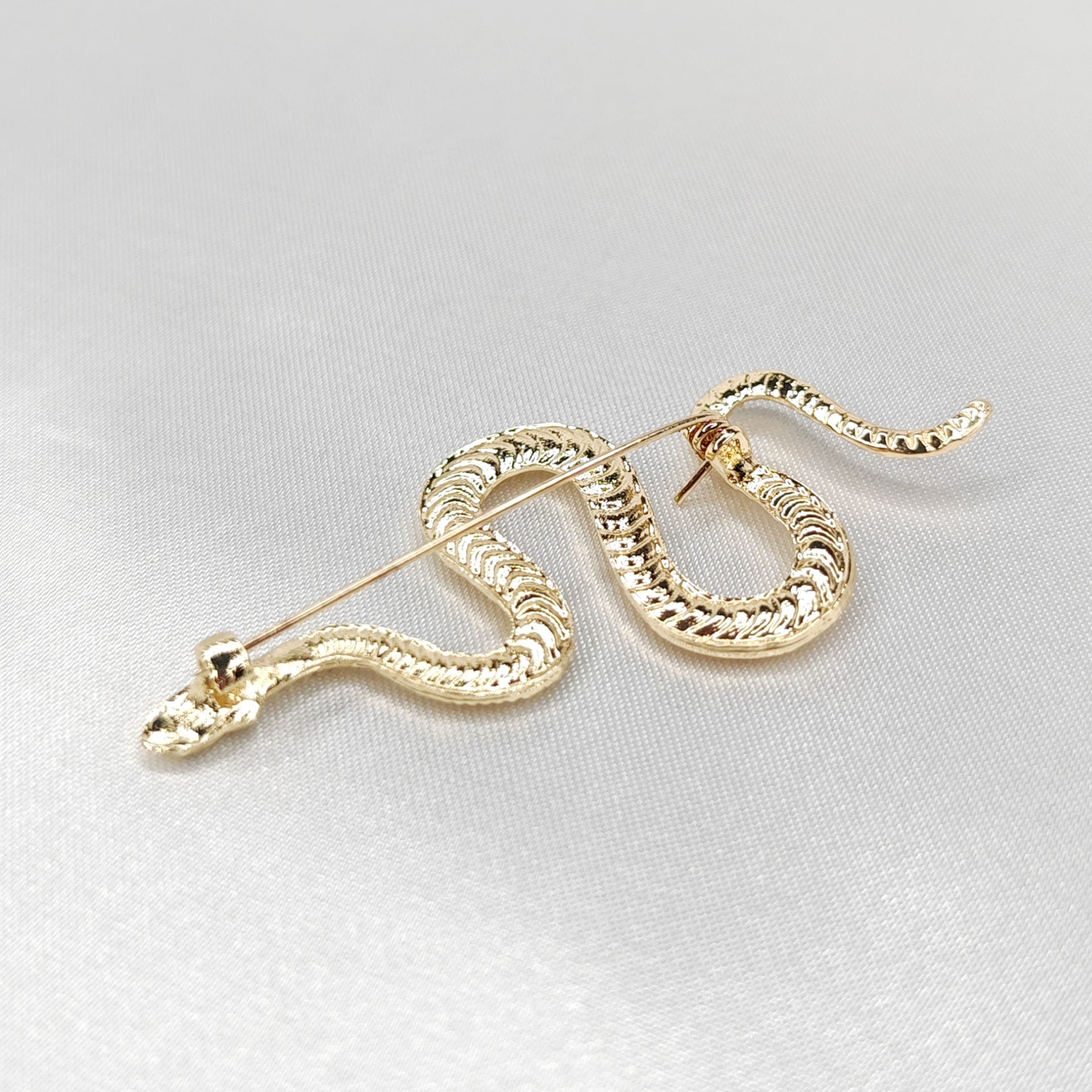 verso de la Broche bijou serpent doré