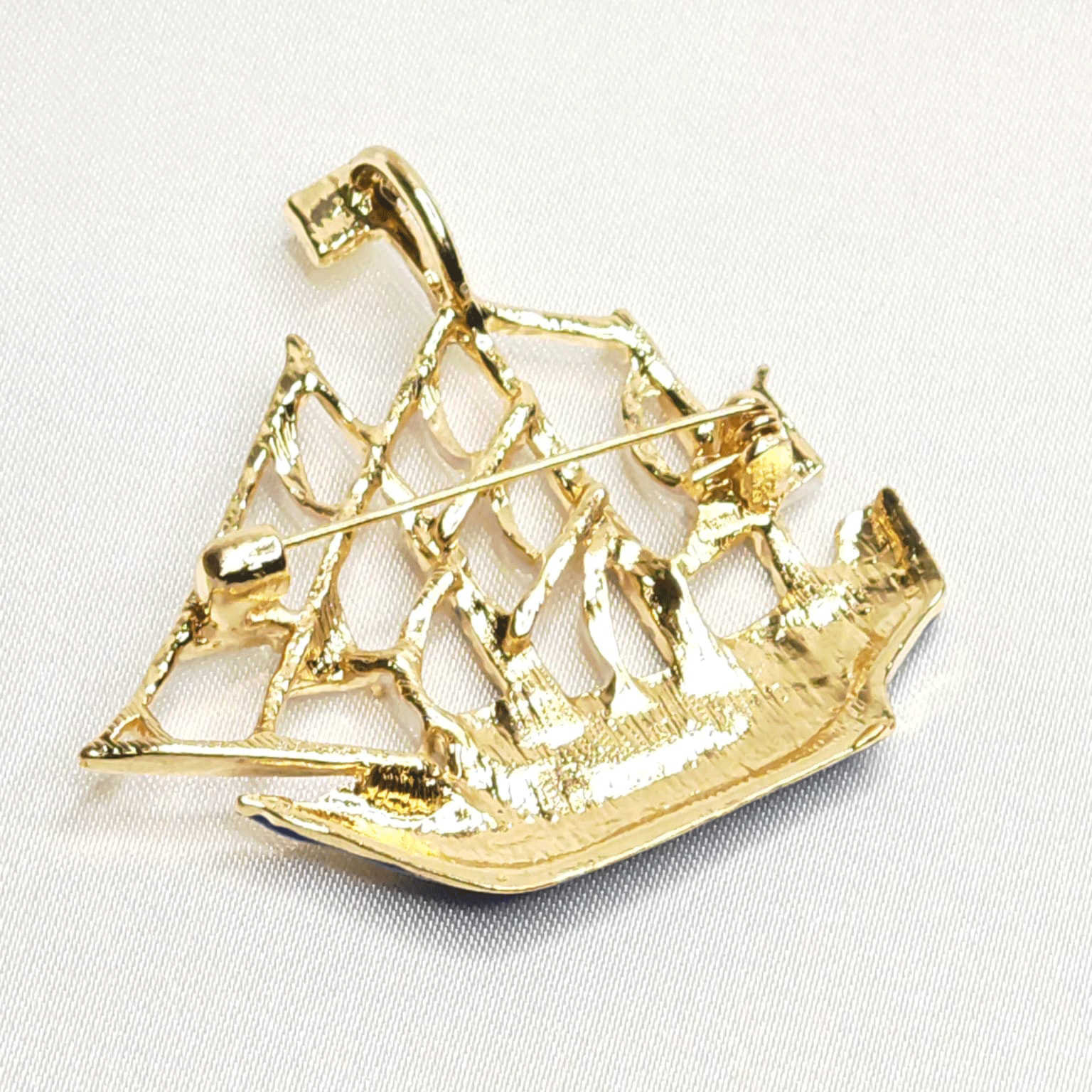 Goldene blaue und weiße Bootsbrosche