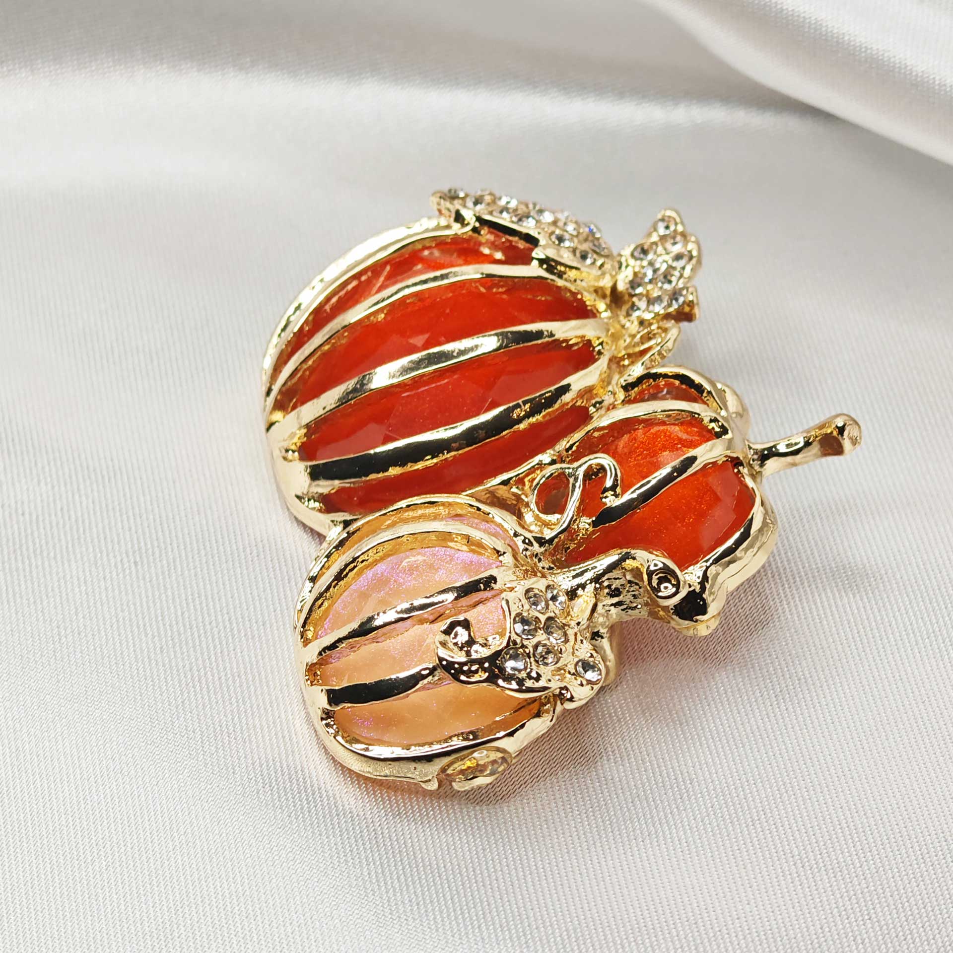 photo vue de droite de la broche 3 citrouilles