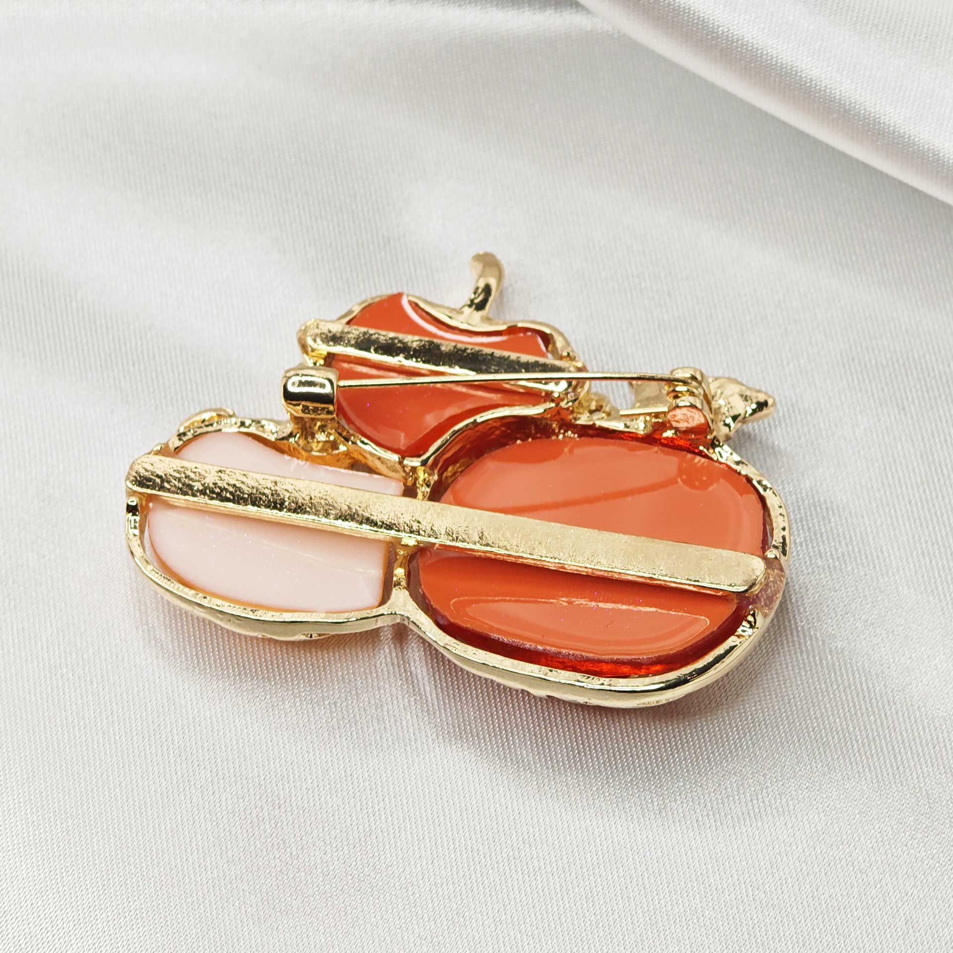 photo du dos de la broche 3 citrouilles