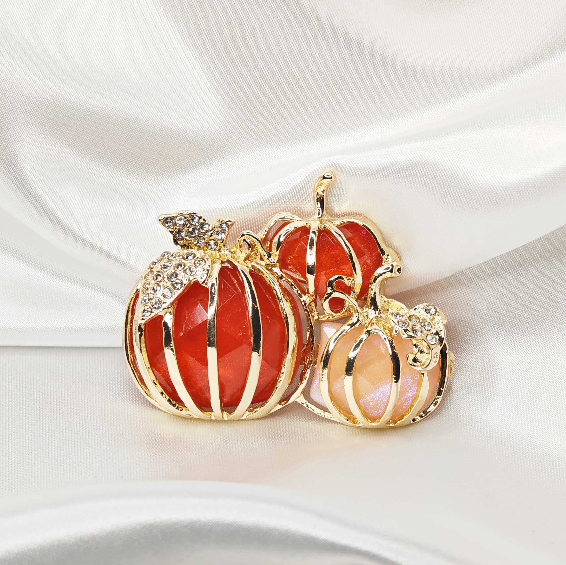 Photo de face de la broche 3 citrouilles