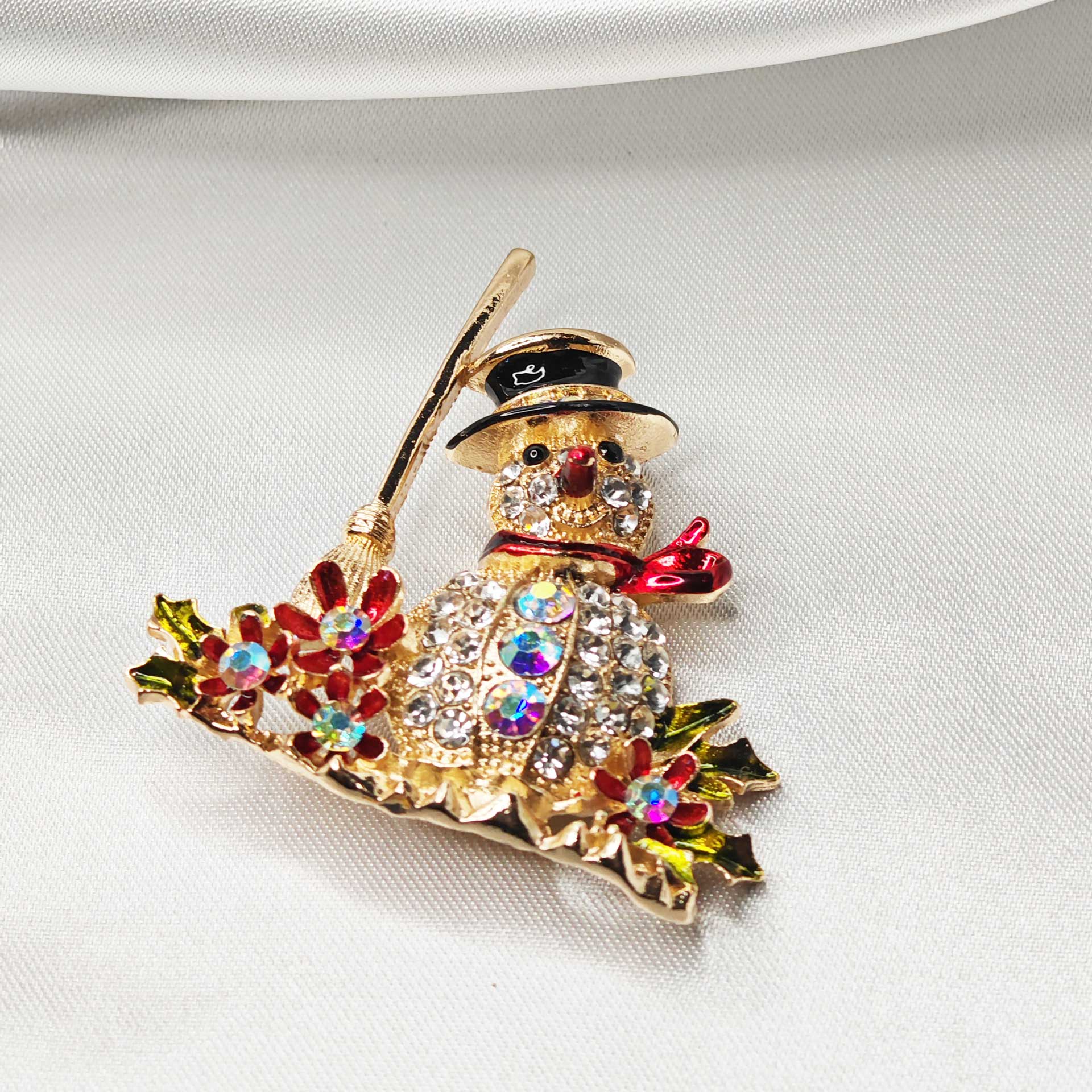 Photo vue de dessus de la broche bonhomme de neige a écharpe rouge