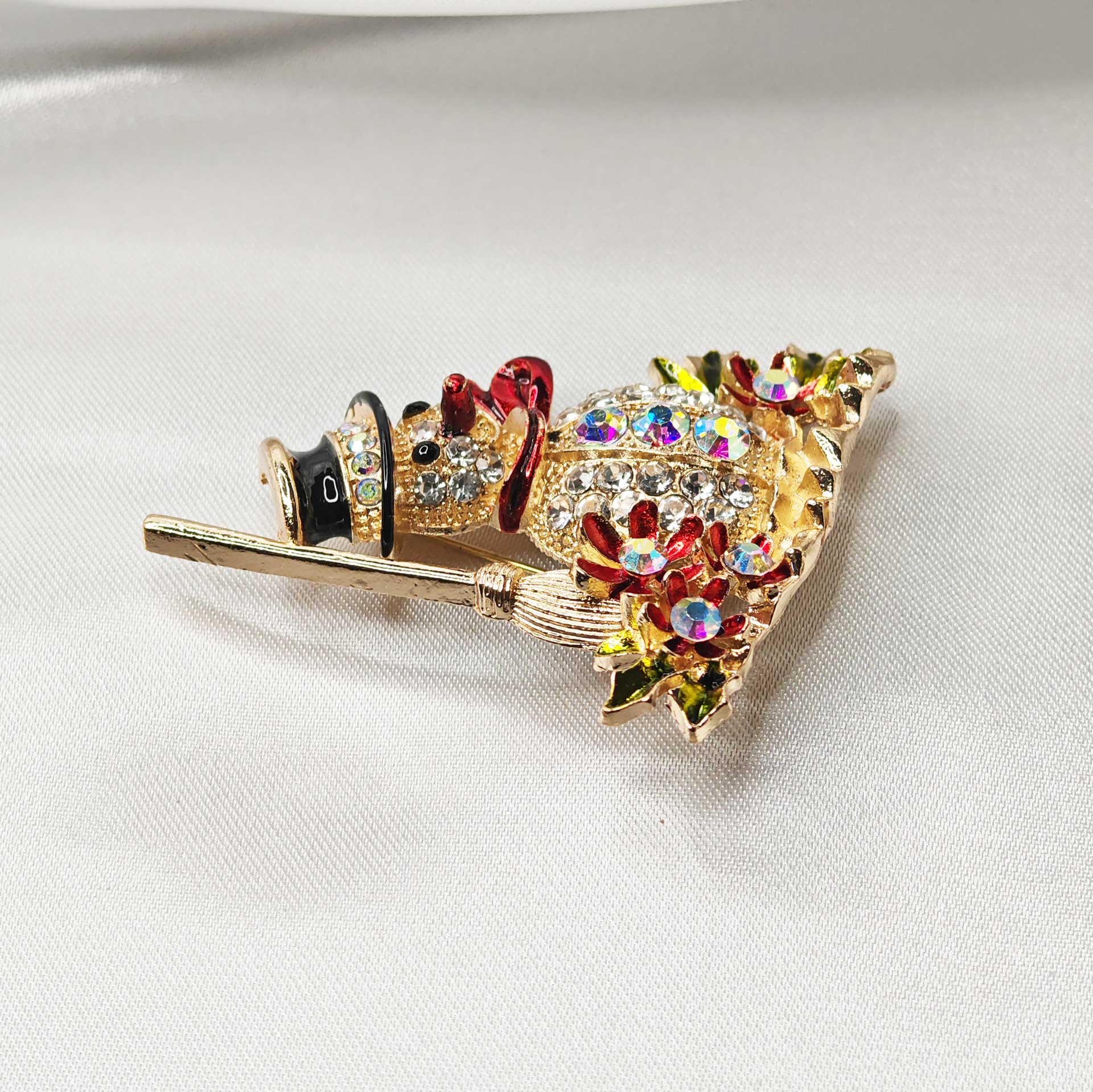 photo vue de profil de la broche bonhomme de neige a écharpe rouge