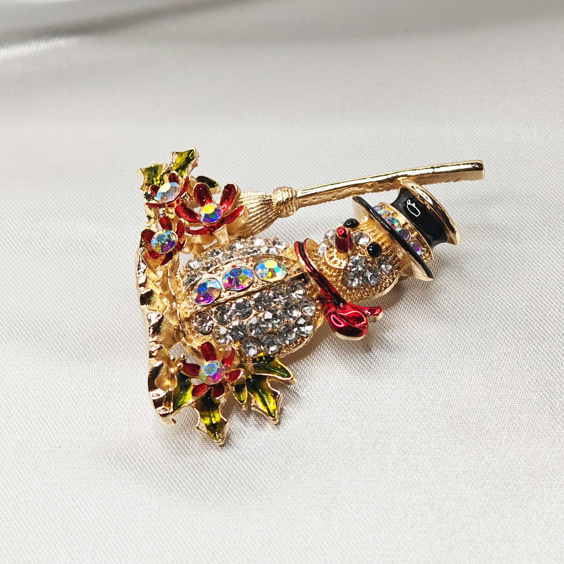 photo vue de droite de la broche bonhomme de neige a écharpe rouge