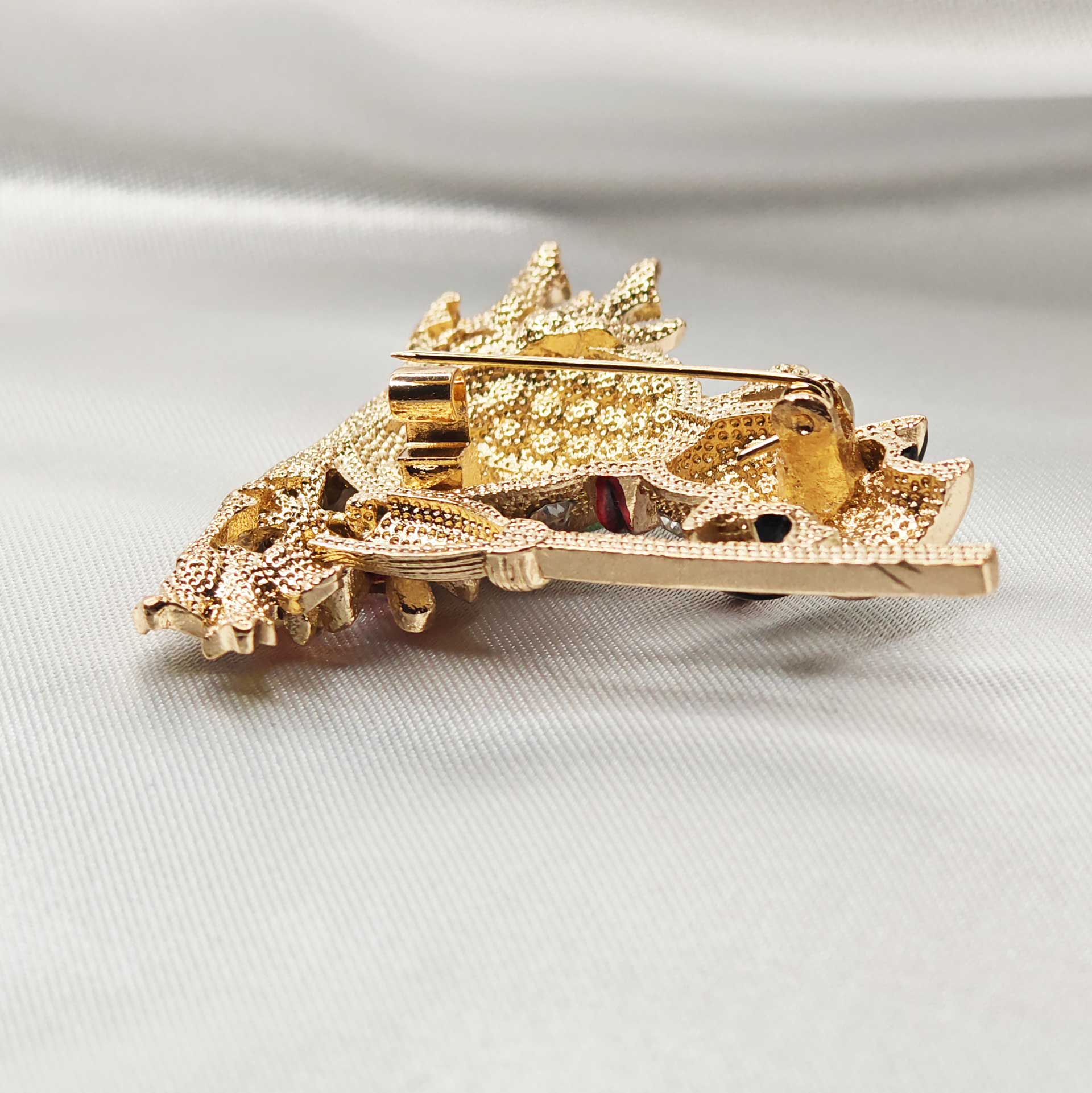 photo vue zoom sur l'épingle à nourrice de la broche bonhomme de neige