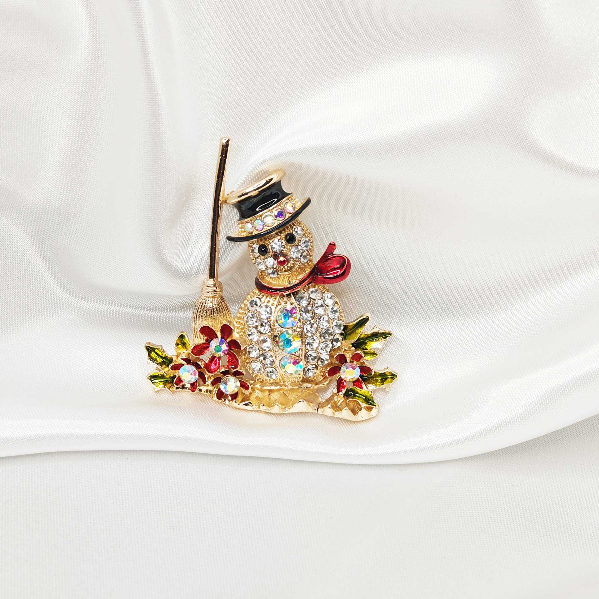 Photo vue de face de la broche bonhomme de neige a echarpe rouge