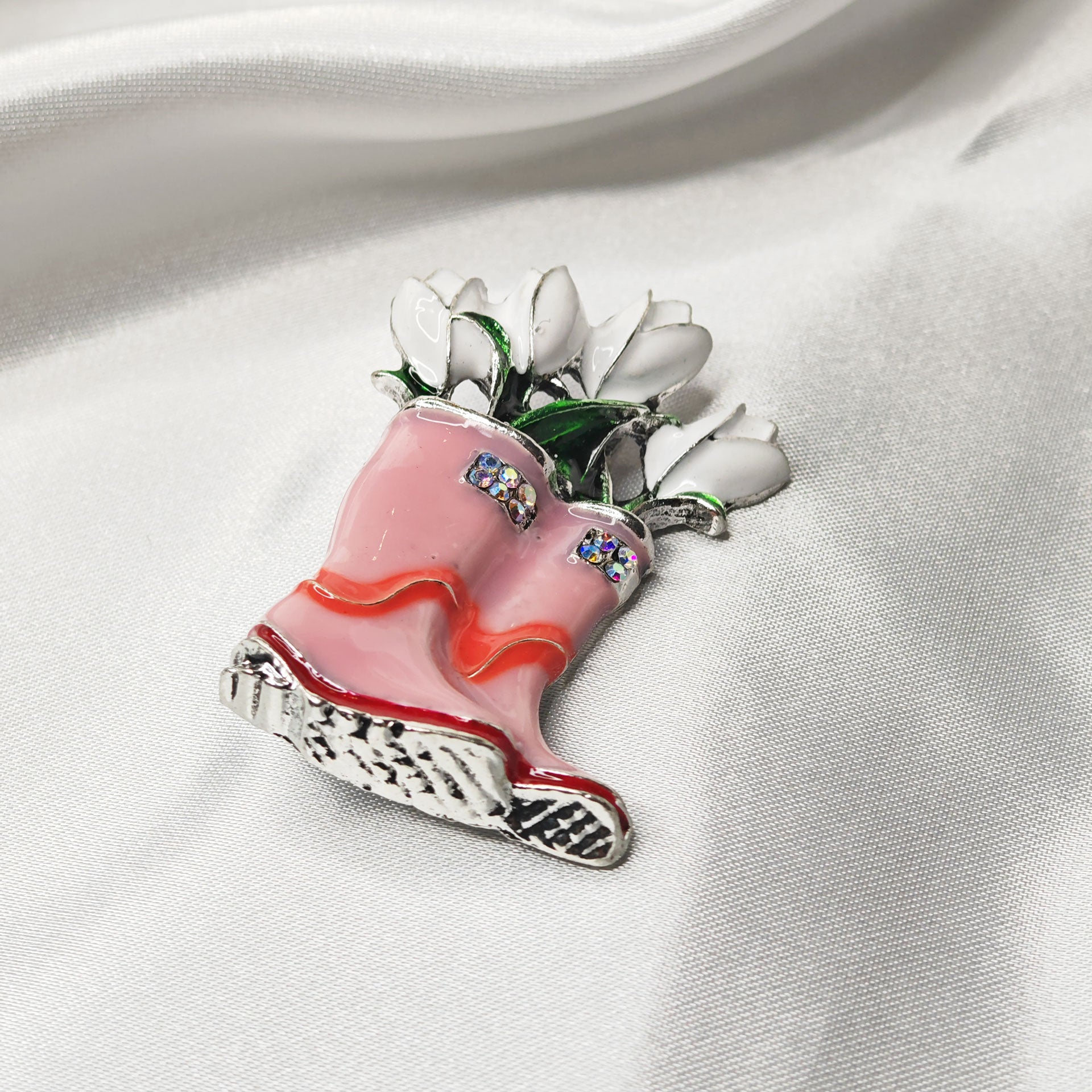 Broche bottes roses et fleurs blanches vue de profil, bijou émaillé printanier