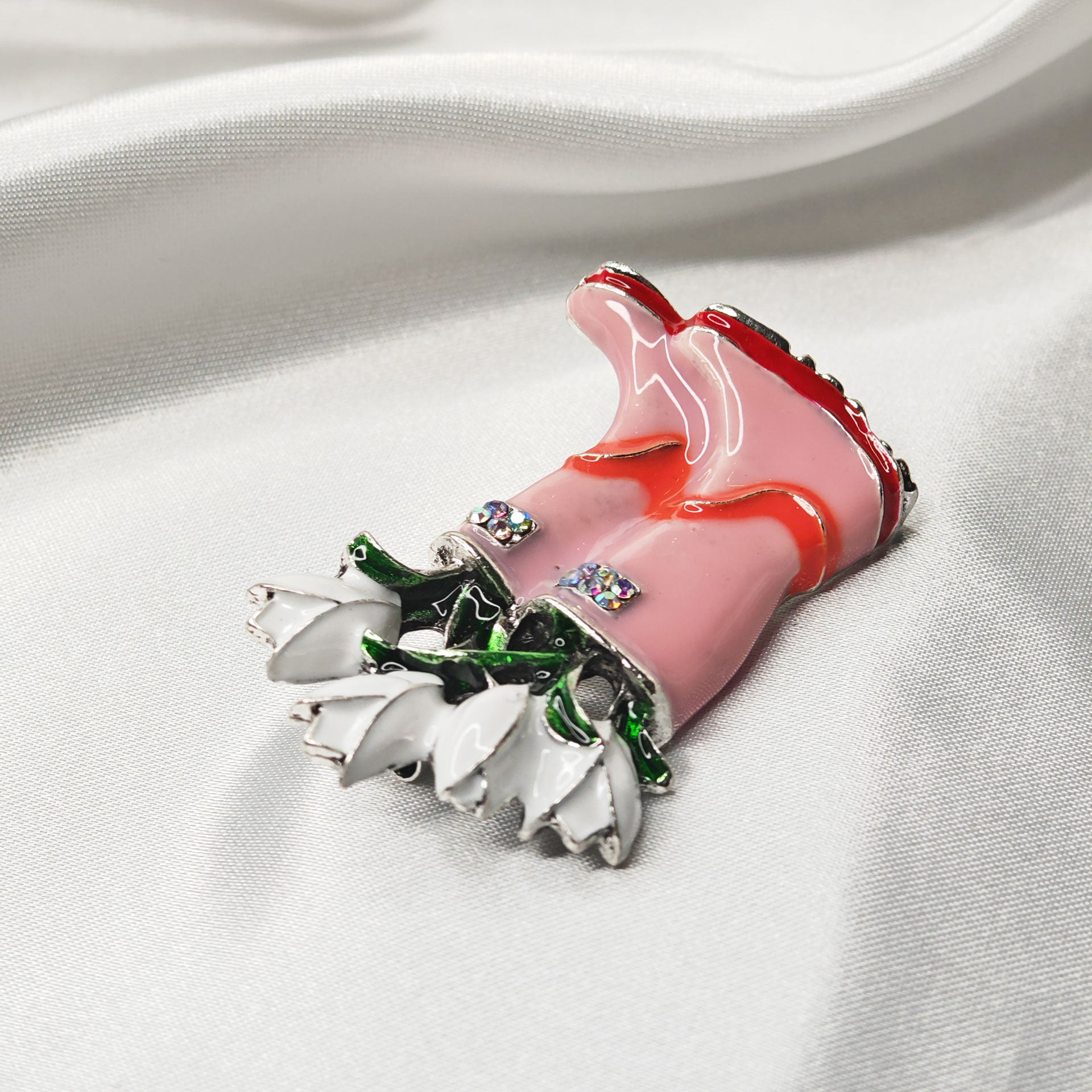 Broche originale bottes de pluie roses décorées de fleurs blanches, idée cadeau femme