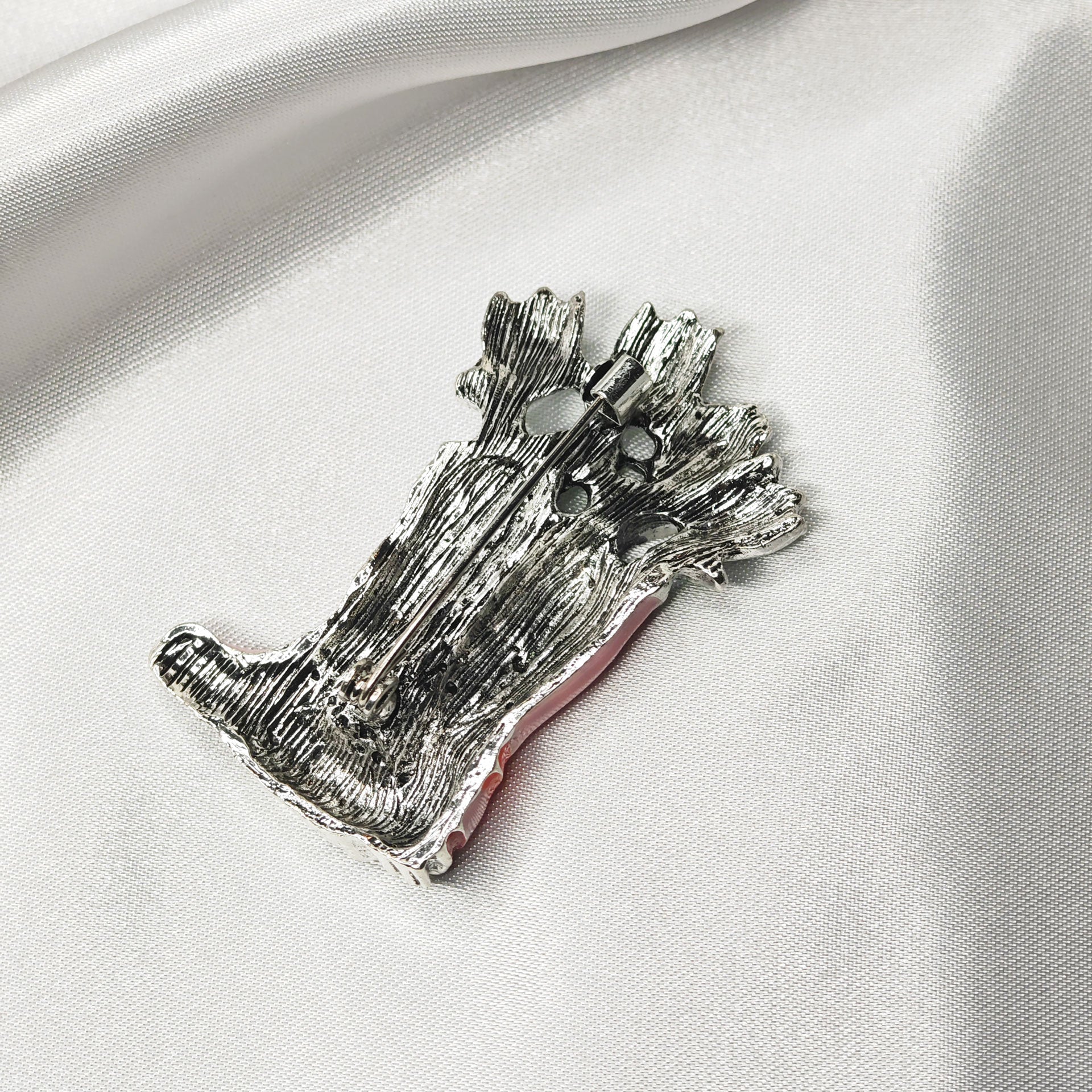 Verso de la Broche bottes roses avec fleurs blanches