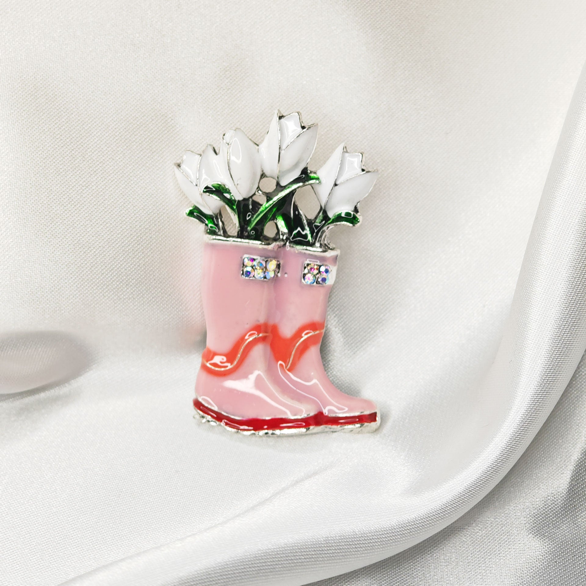 Broche fantaisie bottes roses fleuries avec strass, bijou femme thème printemps