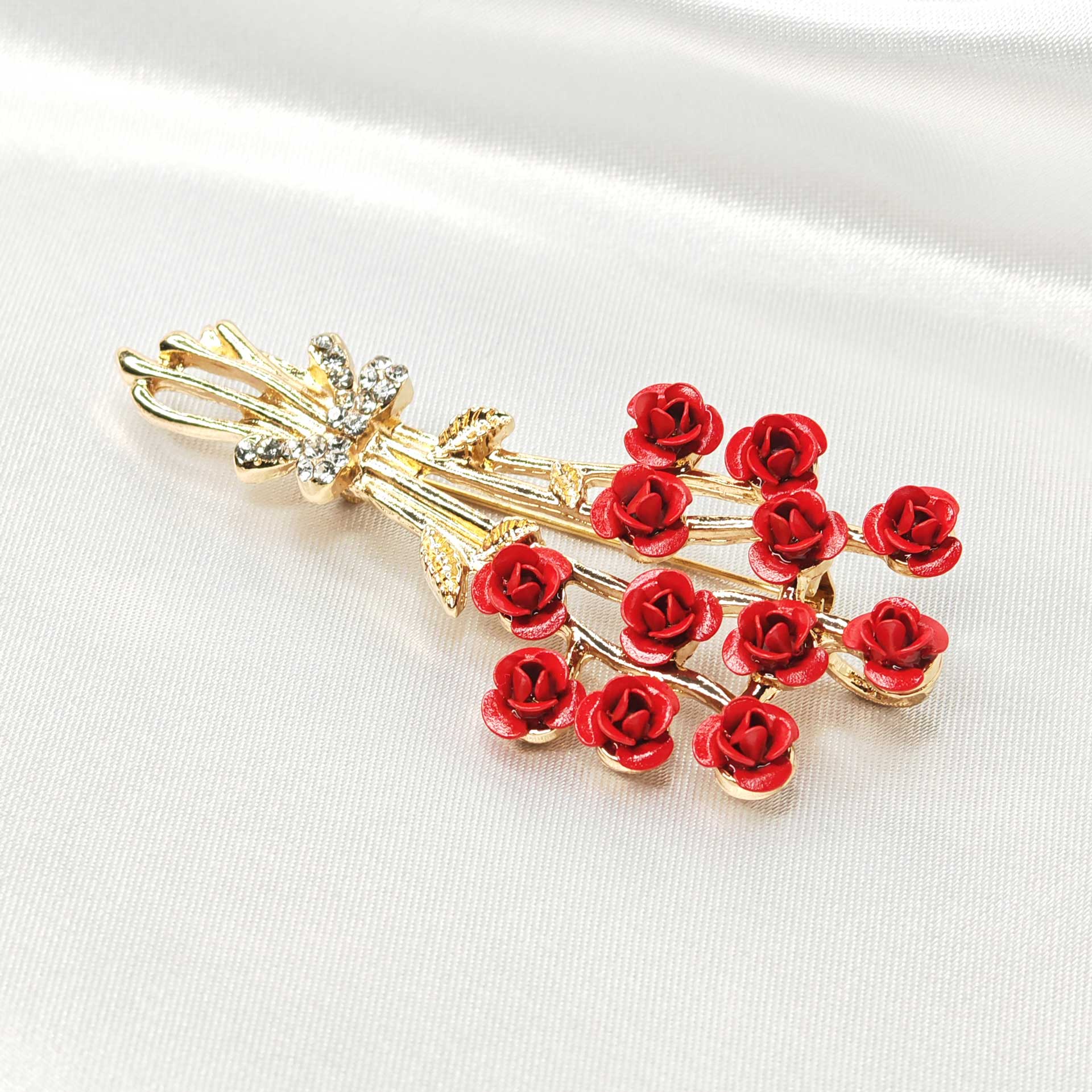 Photo de la broche bouquet de rose rouge avec zoom sur les boutons de rose