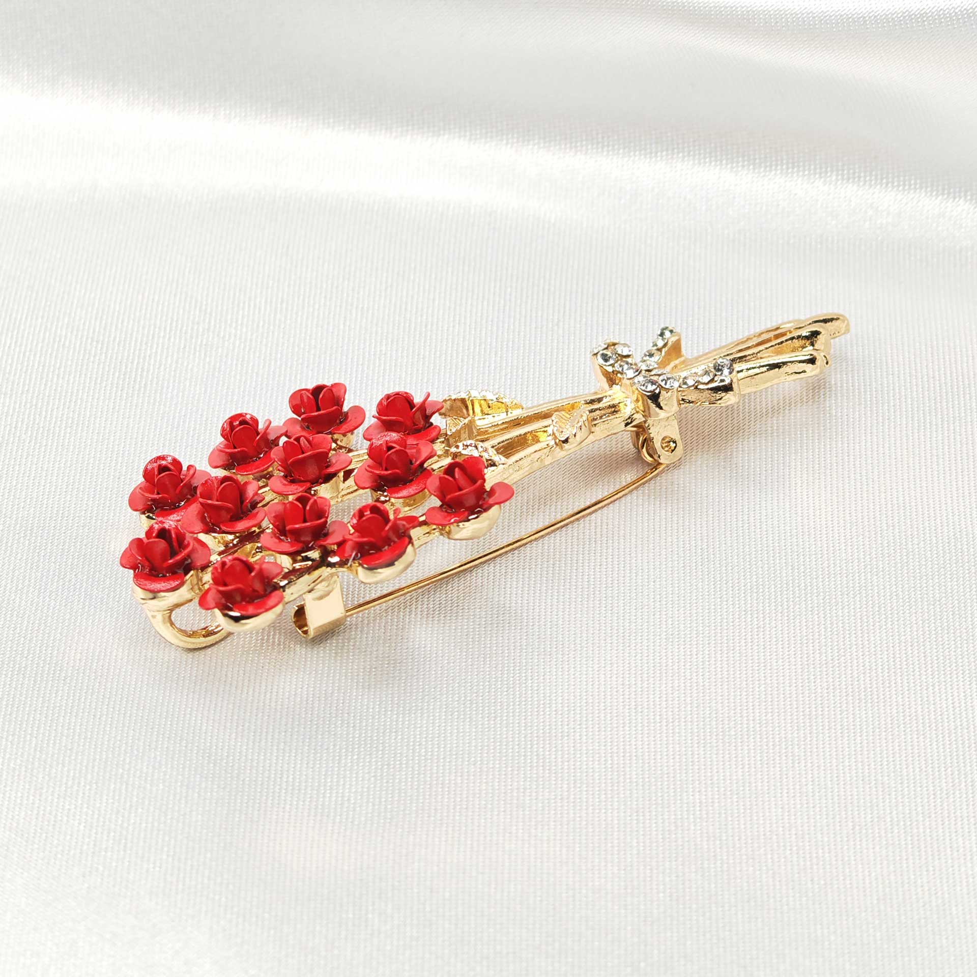 Vue latérale de la broche bouquet de rose rouge.