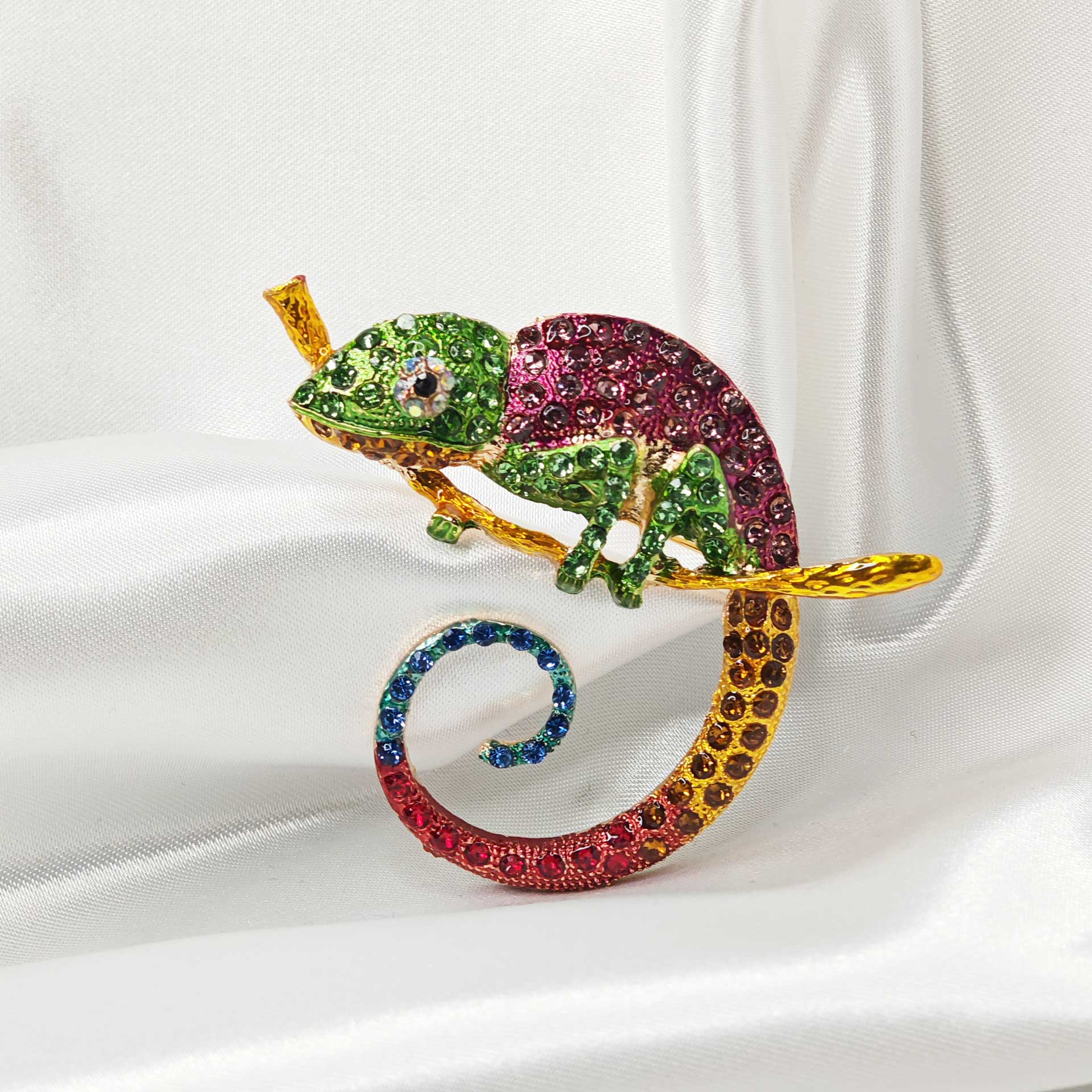 Photo principale de la broche bijou caméléon multicolore vue de face.